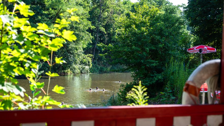 Strandbad Plank am Kamp, Blick auf den Kamp mit Schwimmer:innen