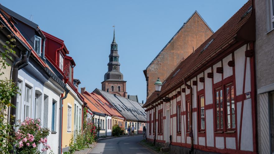Ystad, Straße mit Fachwerkhäusern und Marienkirche, Südschweden, Skane