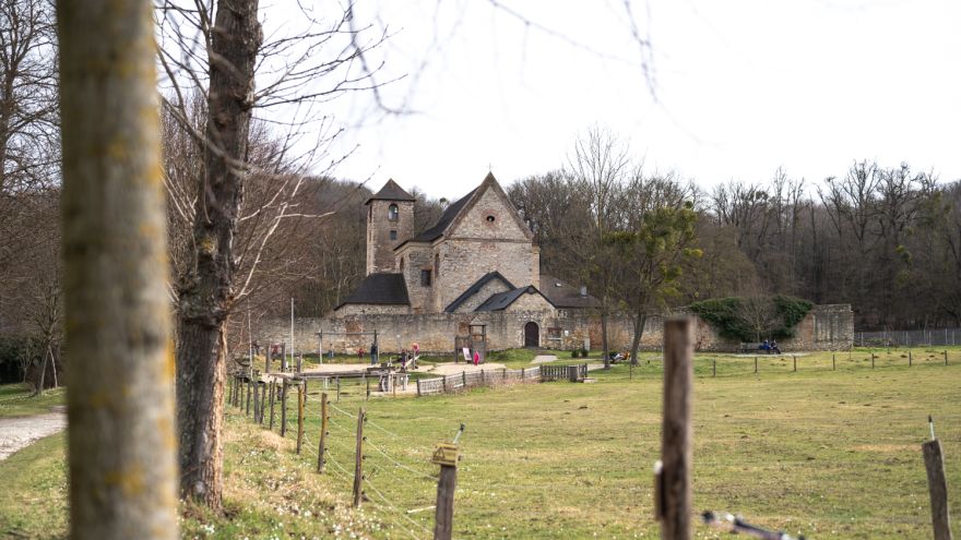 Blick auf das alte Kloster im Naturpark Wüste Mannersdorf, Leithagebirge, im Frühling