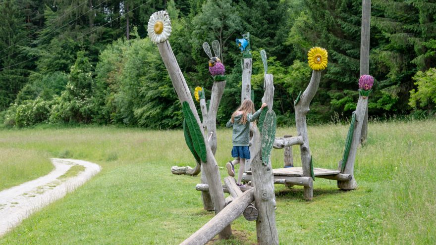 Spielstation am Themenweg Fuchsfährte in Oberaichwald mit Kind