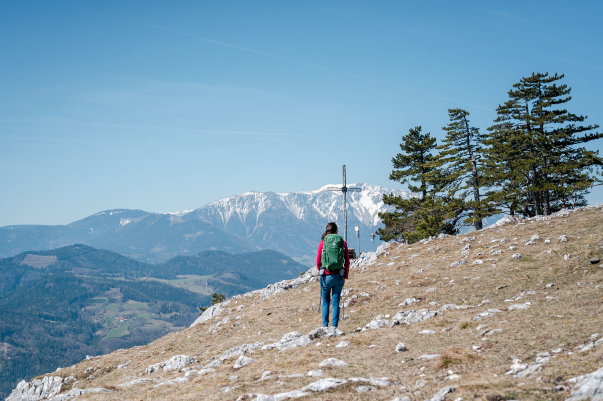Wanderer vor Gipfelkreuz auf der Hohen Wand bei der Wilhelm Eichert Hütte, große Kanzel
