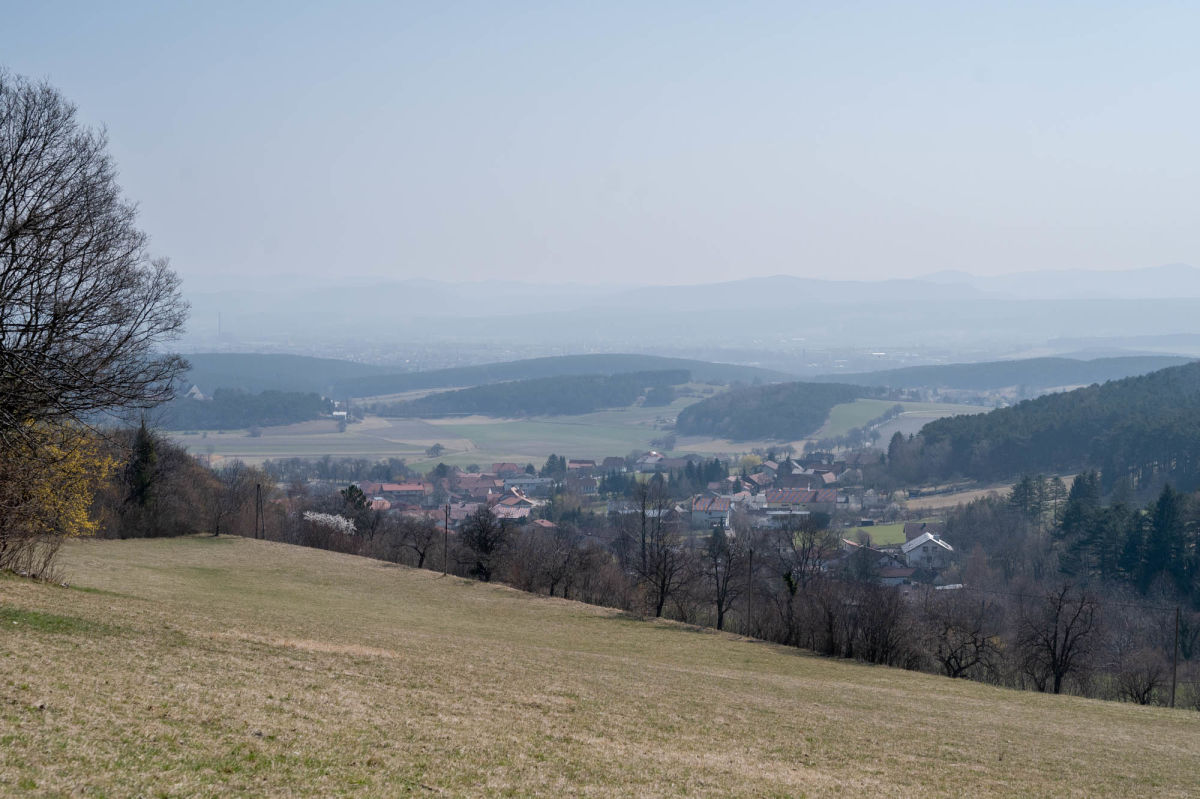 Schon zu Beginn gibt’s eine herrliche Aussicht aufs Umland.