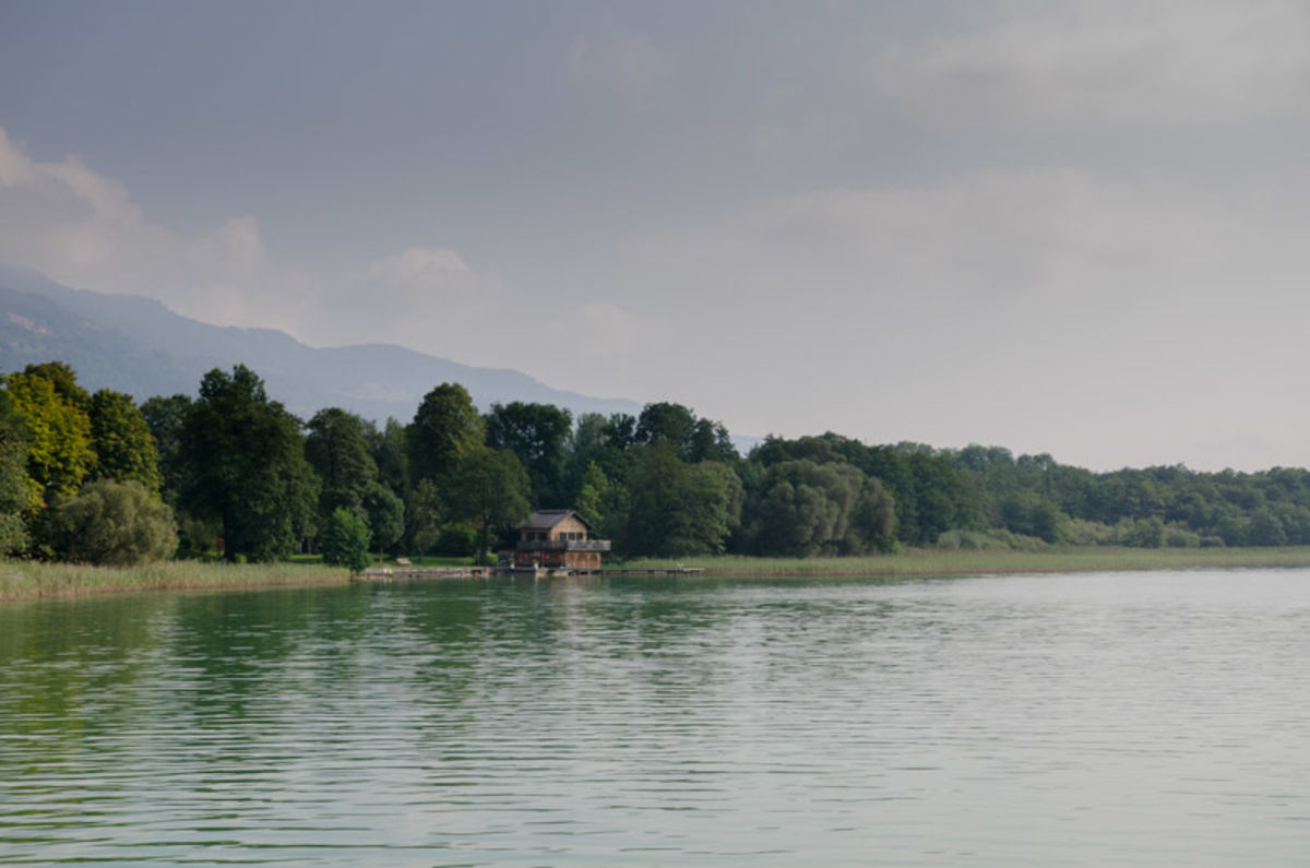 Blick vom Schiff am Ossiacher See zum Ufer