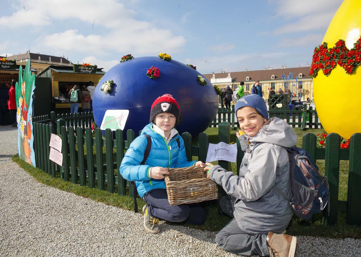 Kinder am Ostermarkt Schönbrunn