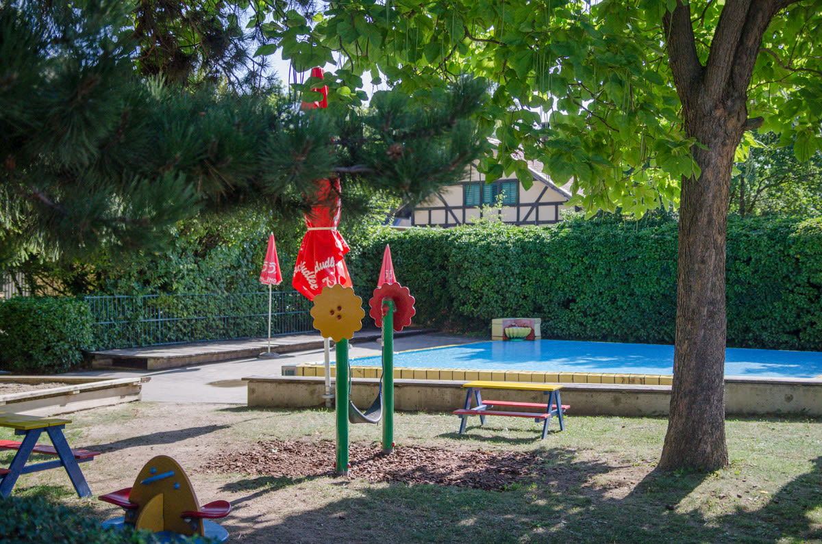 Kinderbecken mit Spielplatz im Thermalbad Fischau