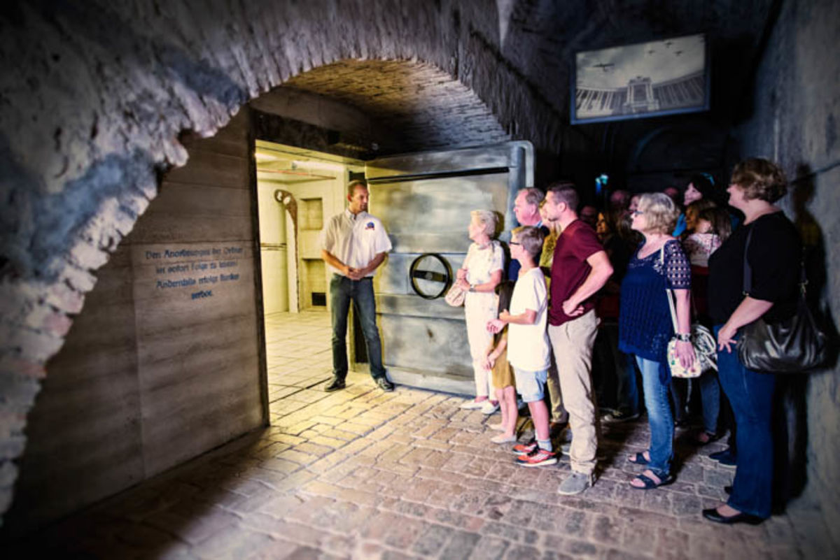 Time Travel Vienna, Bunkerbesichtigung, Simulation eines Flugangriffes während des Krieges