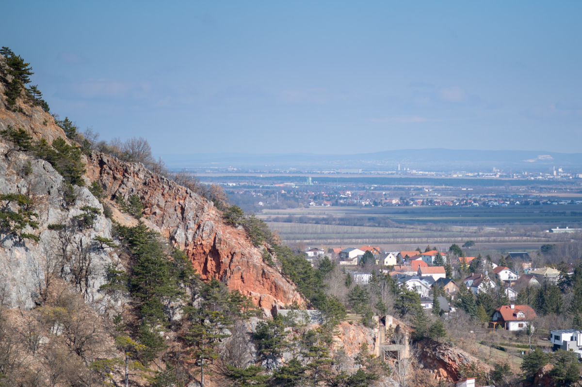 Blick vom Winzendorfer Rundwanderweg C auf die Landschaft und den Steinbruch bei Winzendorf