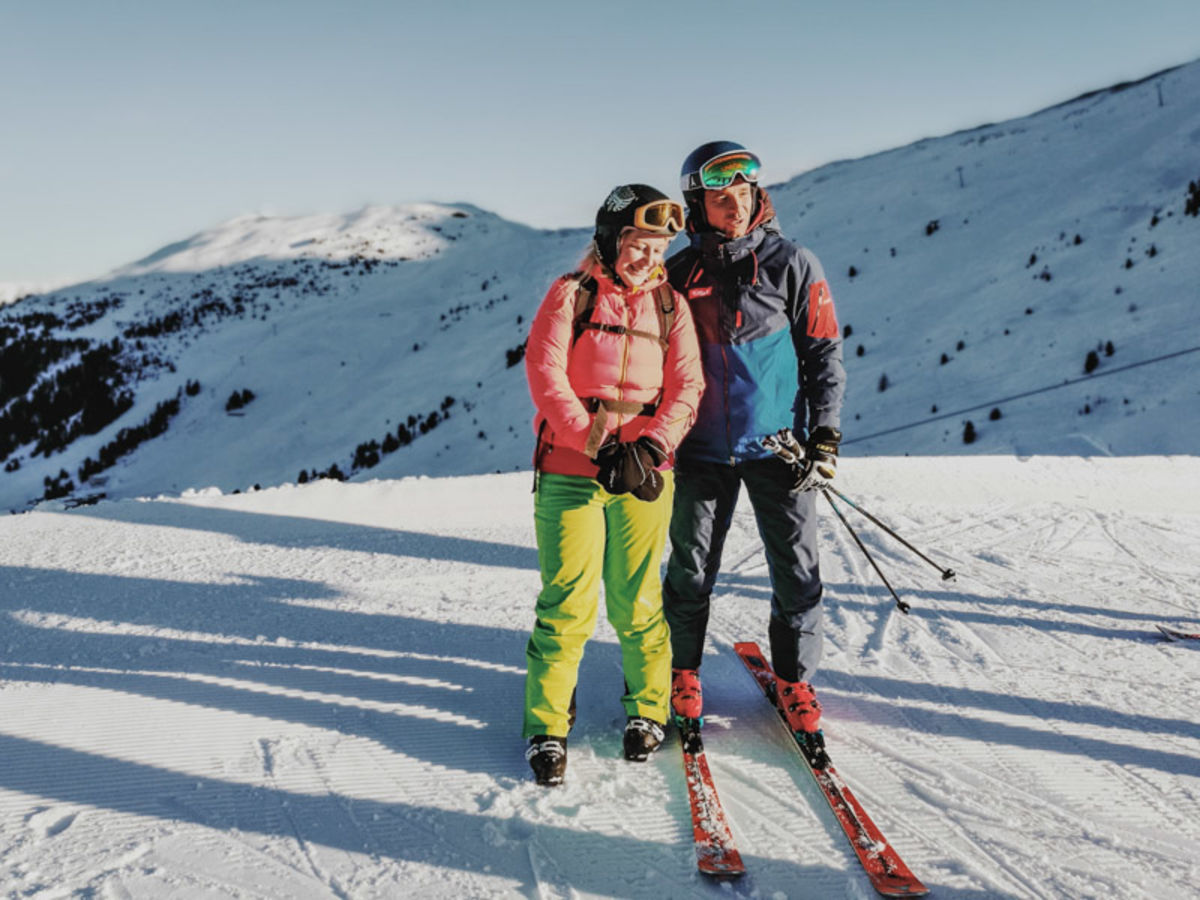 Pitzis Morgenrunde, Skifahrer mit Benni Raich
