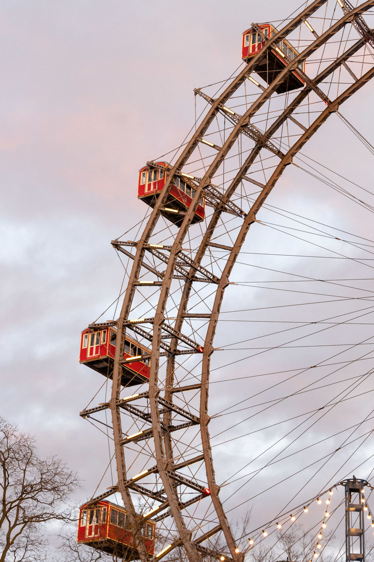 Detail Riesenrad Wien in der Abenddämmerung