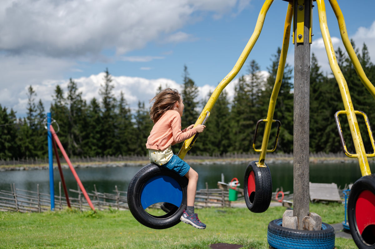 Kind am Spielplatz am Schaukelweg Mönichkirchen