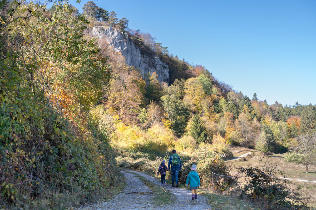 Familie wandert von Dreistetten auf die Hohe Wand