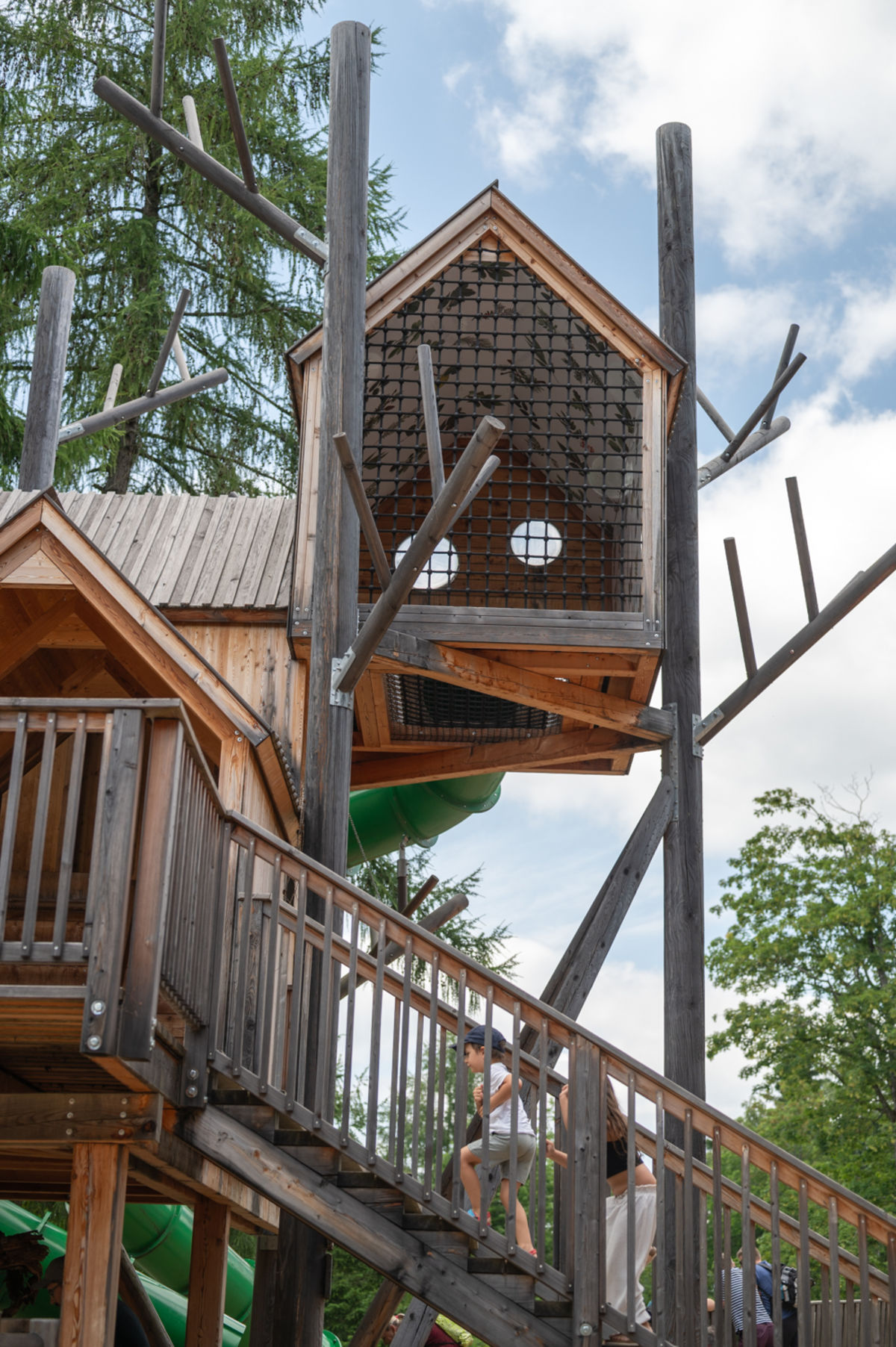Kletter- und Rutschenturm im Waldpark Hochreiter