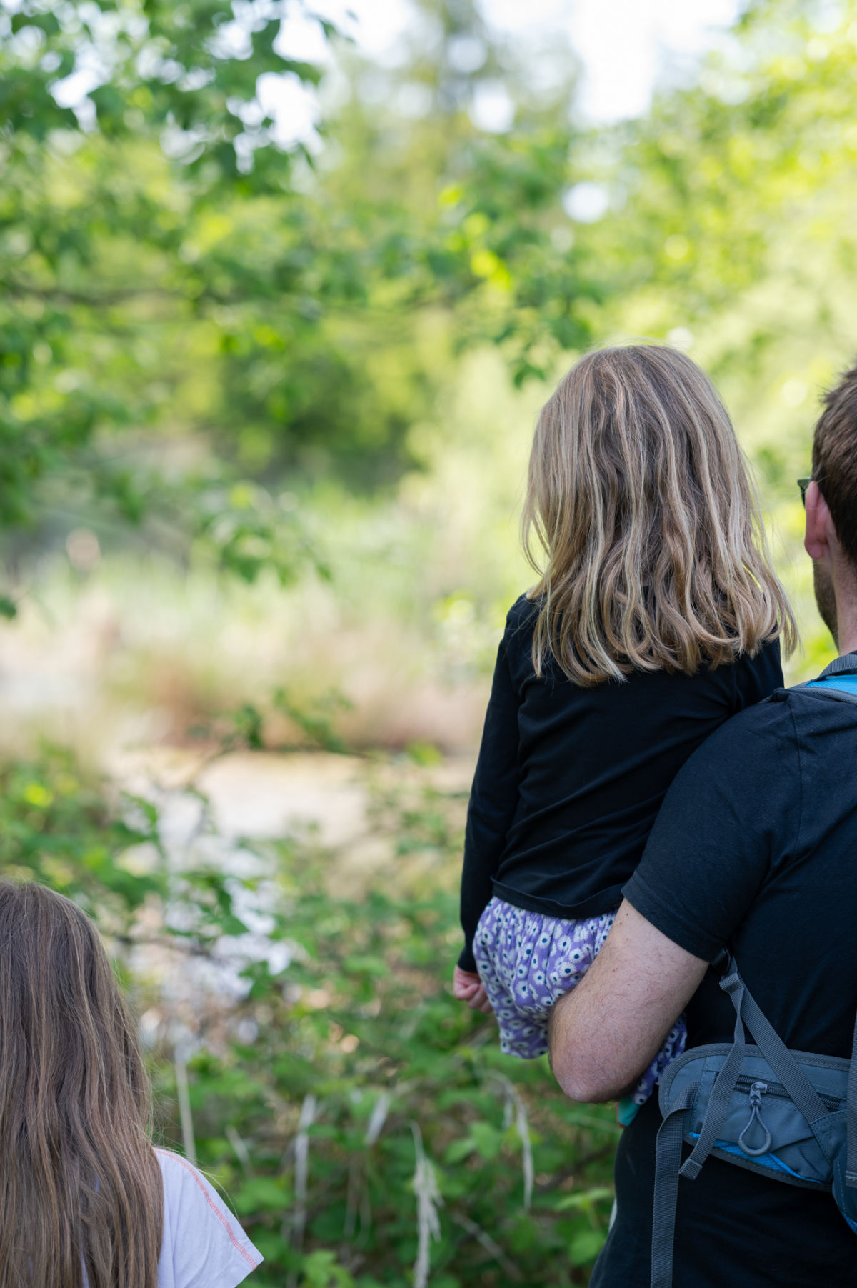 Kind schaut auf Waldteich am Kraftquellenweg bei Kobersdorf