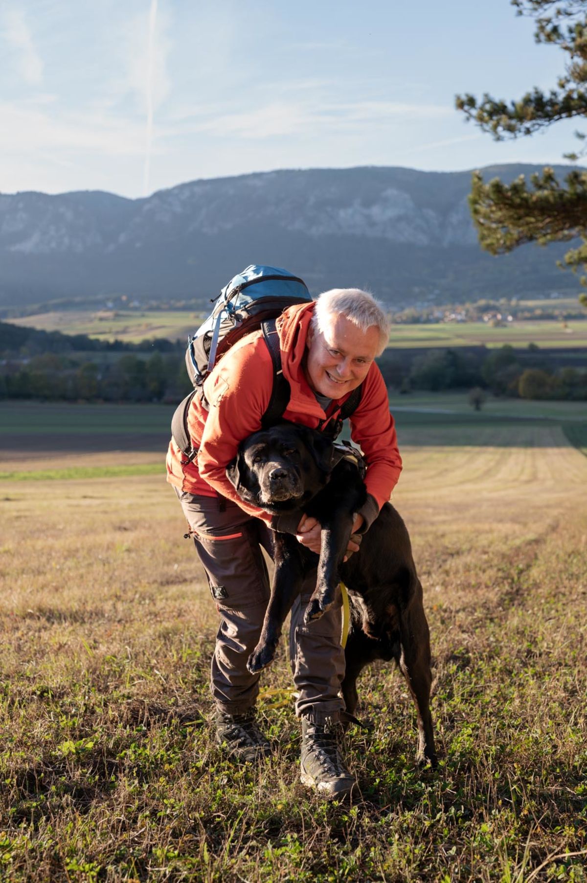 Mann mit Hund vor Hoher Wand, Niederösterreich
