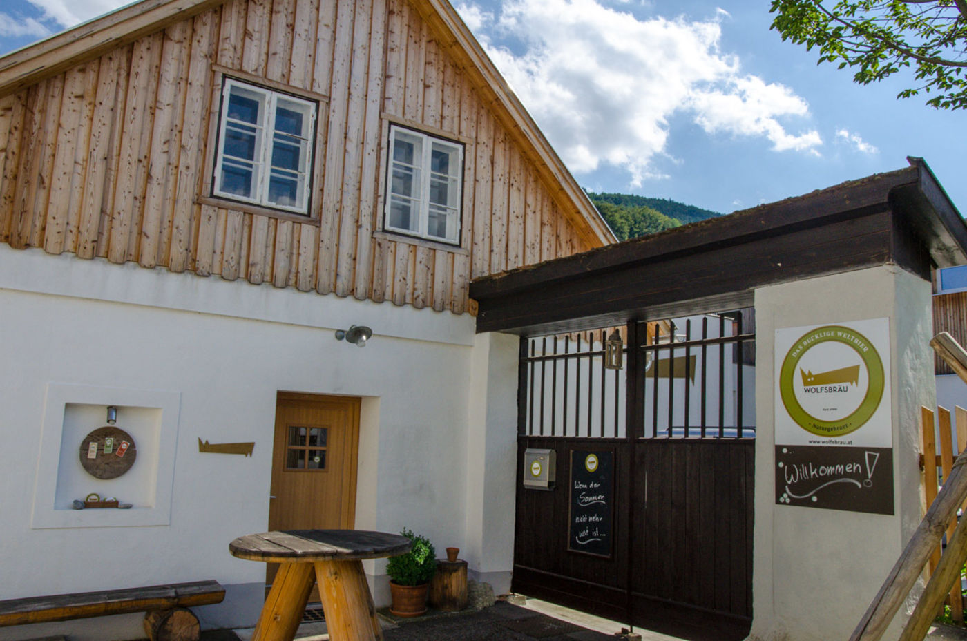 Eingang zur Privatbrauere Wolfsbräu in Thernberg