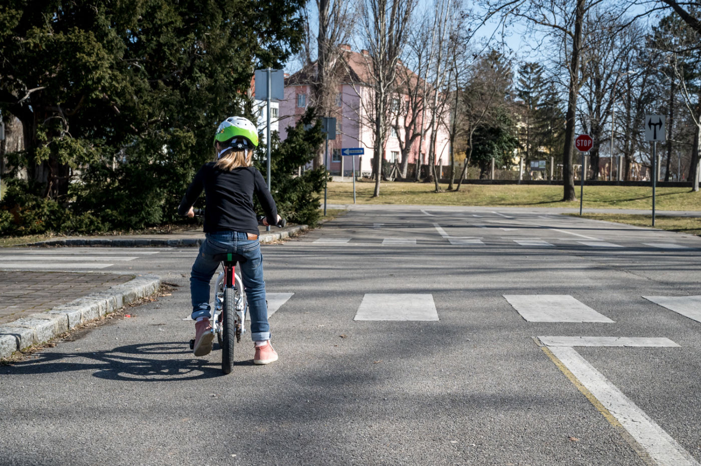 Kind am Verkehrserziehungsweg im Schafferhofergarten Neunkirchen