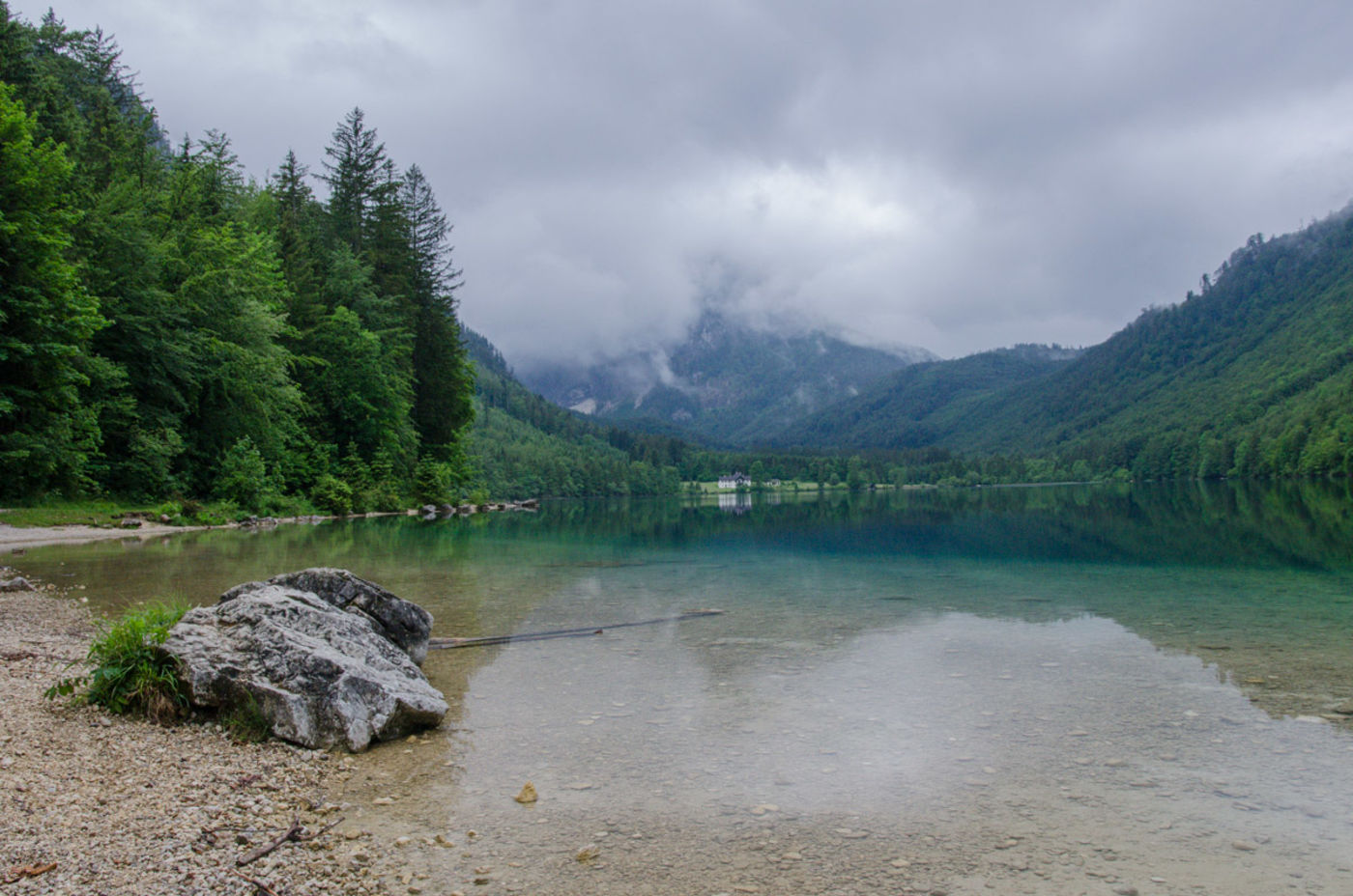 Ufer des Vorderen Langbathsee am Ausgangspunkt der Wanderung