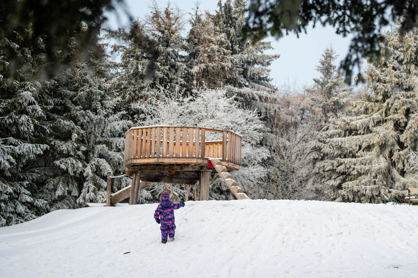 Spielplatzbesuch beim Winterwandern auf der Hohen Wand mit Kindern