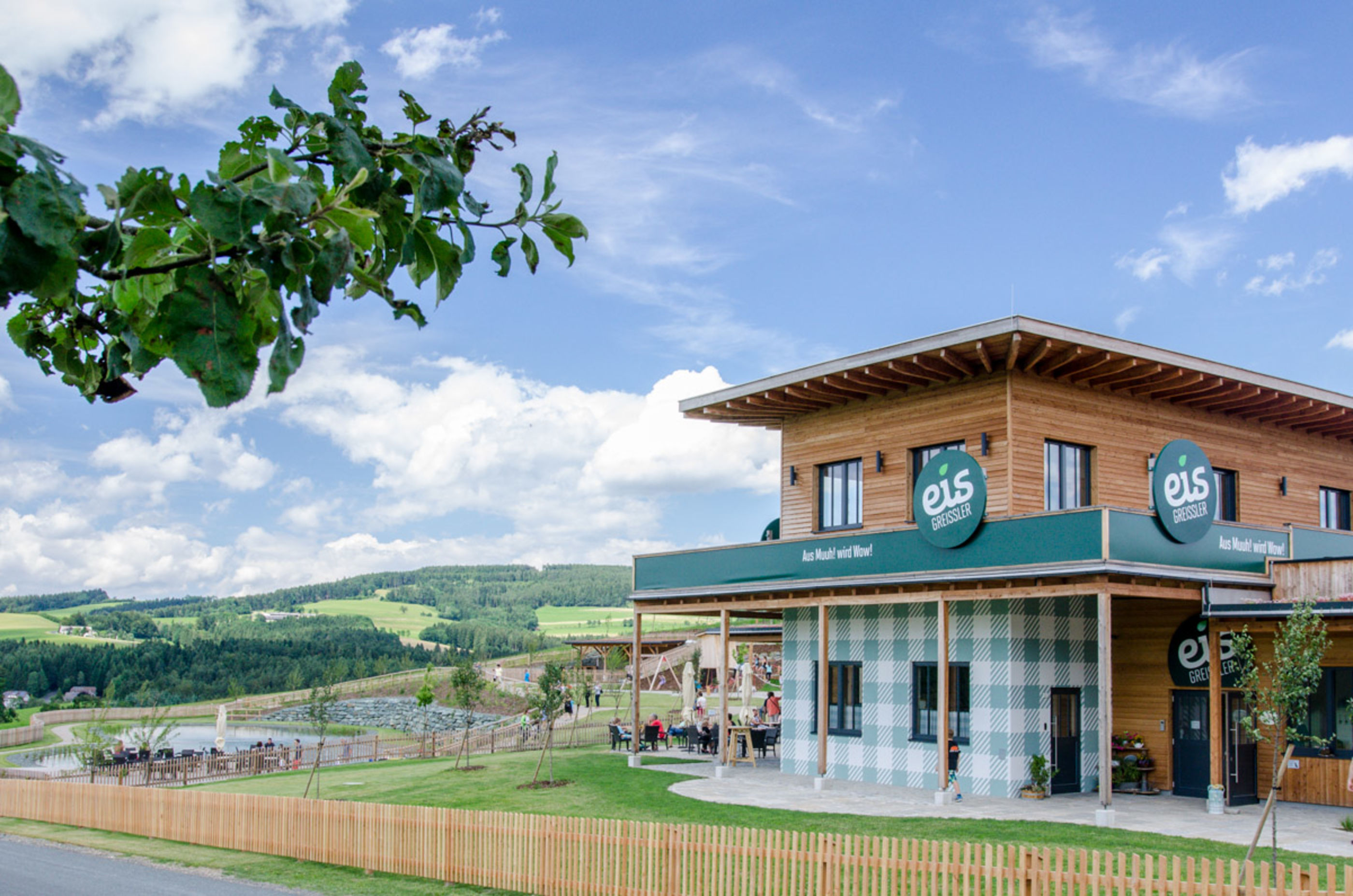 Eis Greissler in Krumbach mit Garten und Teich