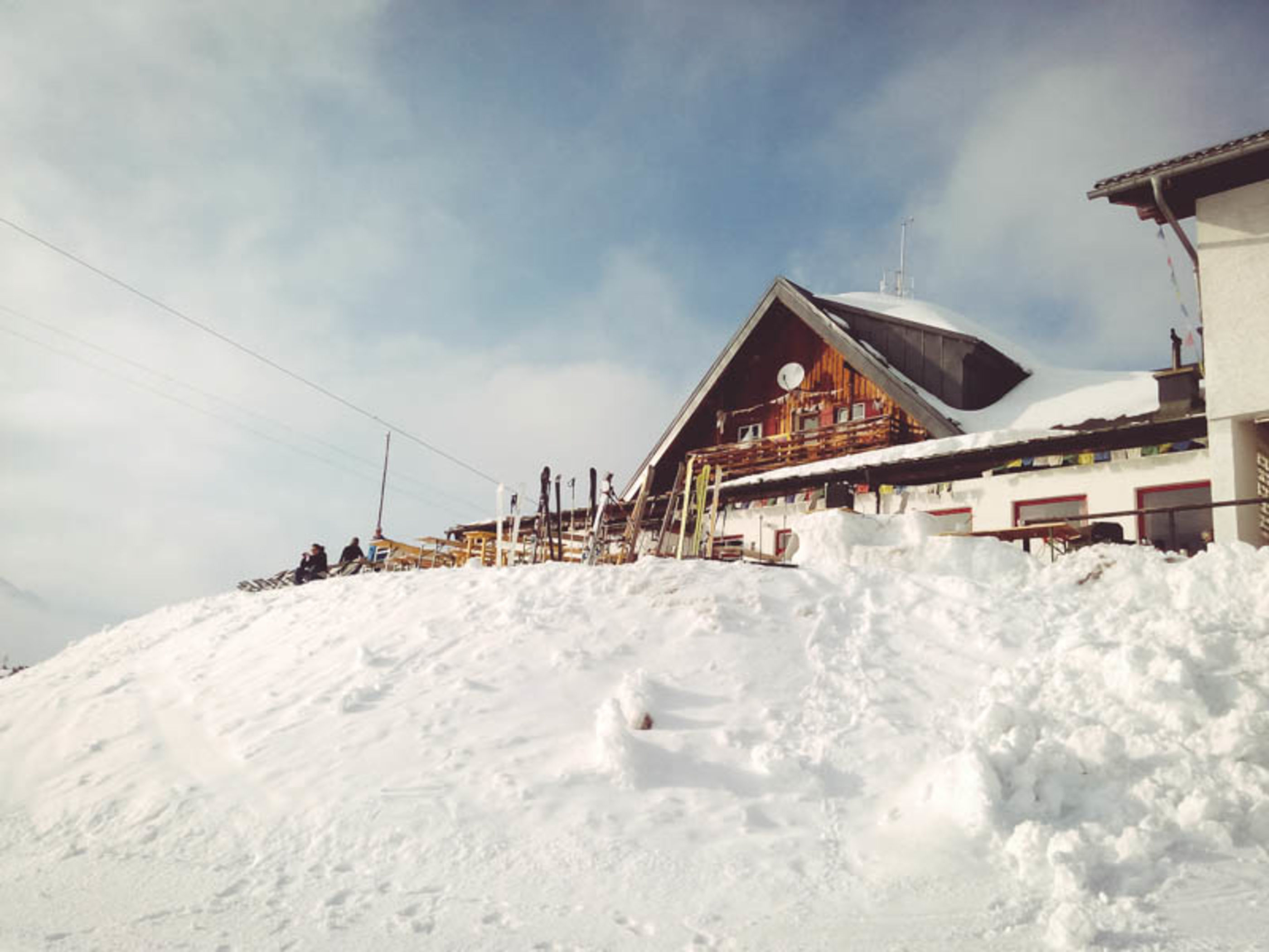 Gjaid Alm im Winter Blick auf den Schnee und die Gjaid Alm
