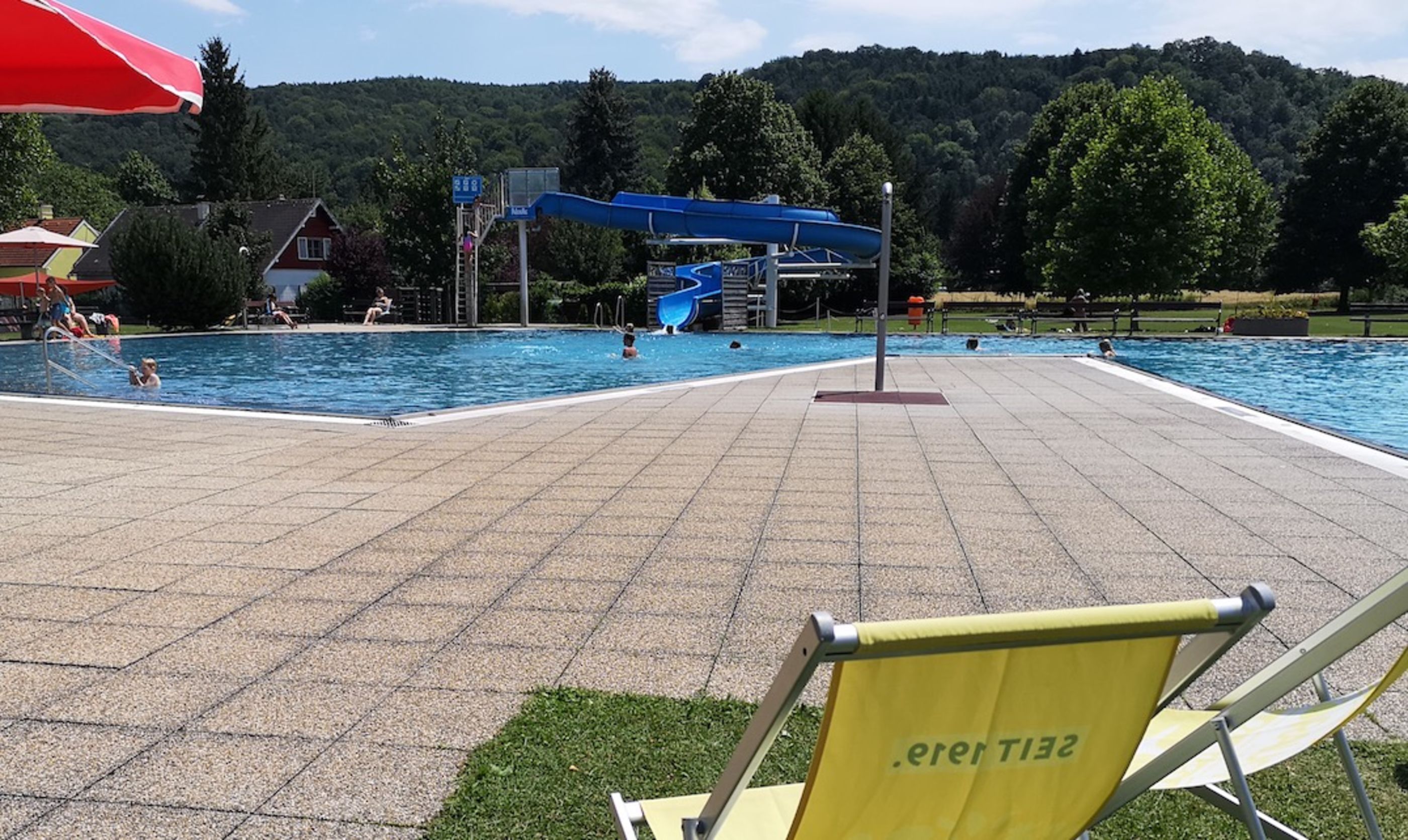 Blick aufs Schwimmbecken im Schlossbad Pitten