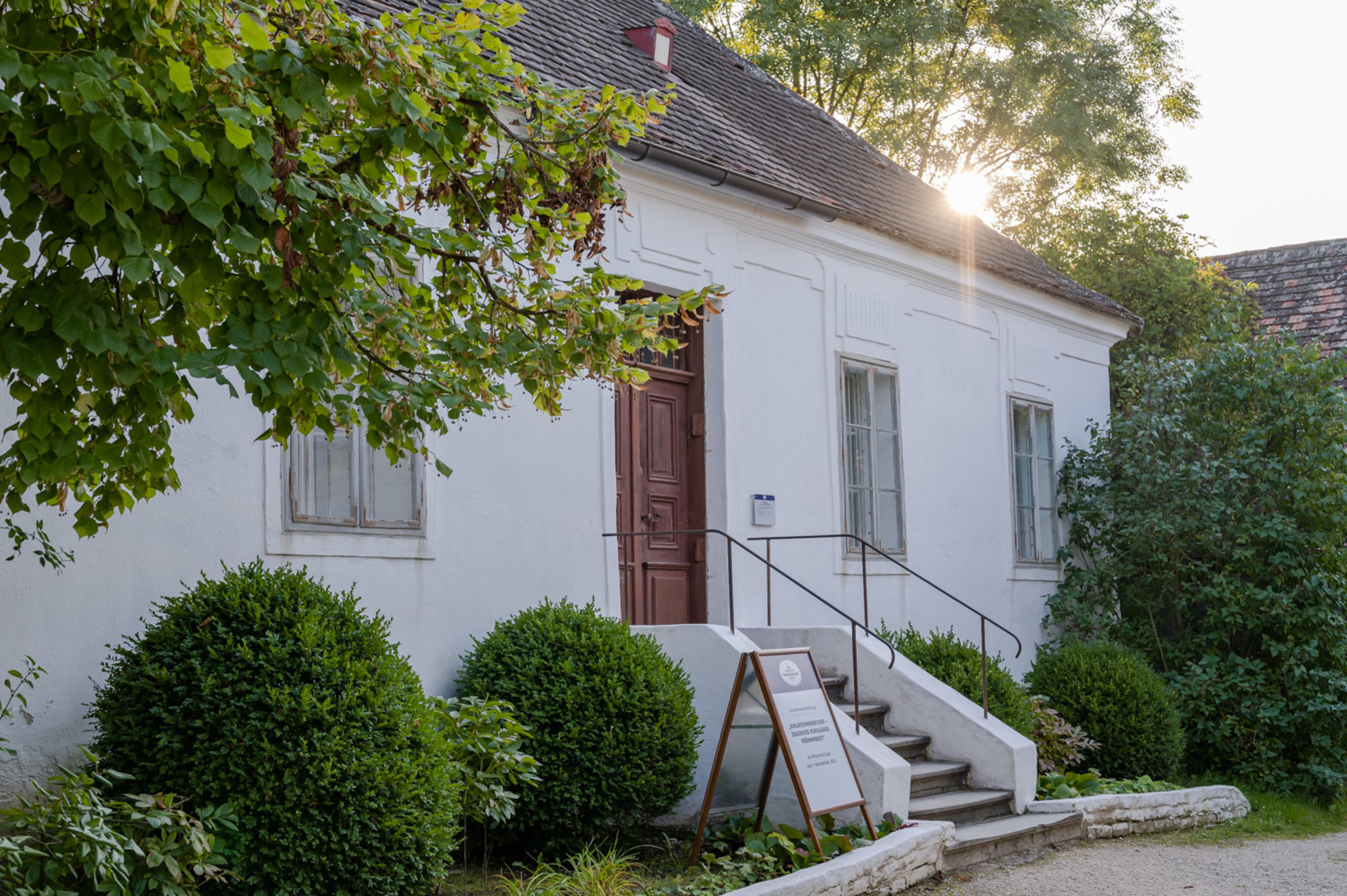 Haus im Museumsdorf Niedersulz bei Sonnenuntergang