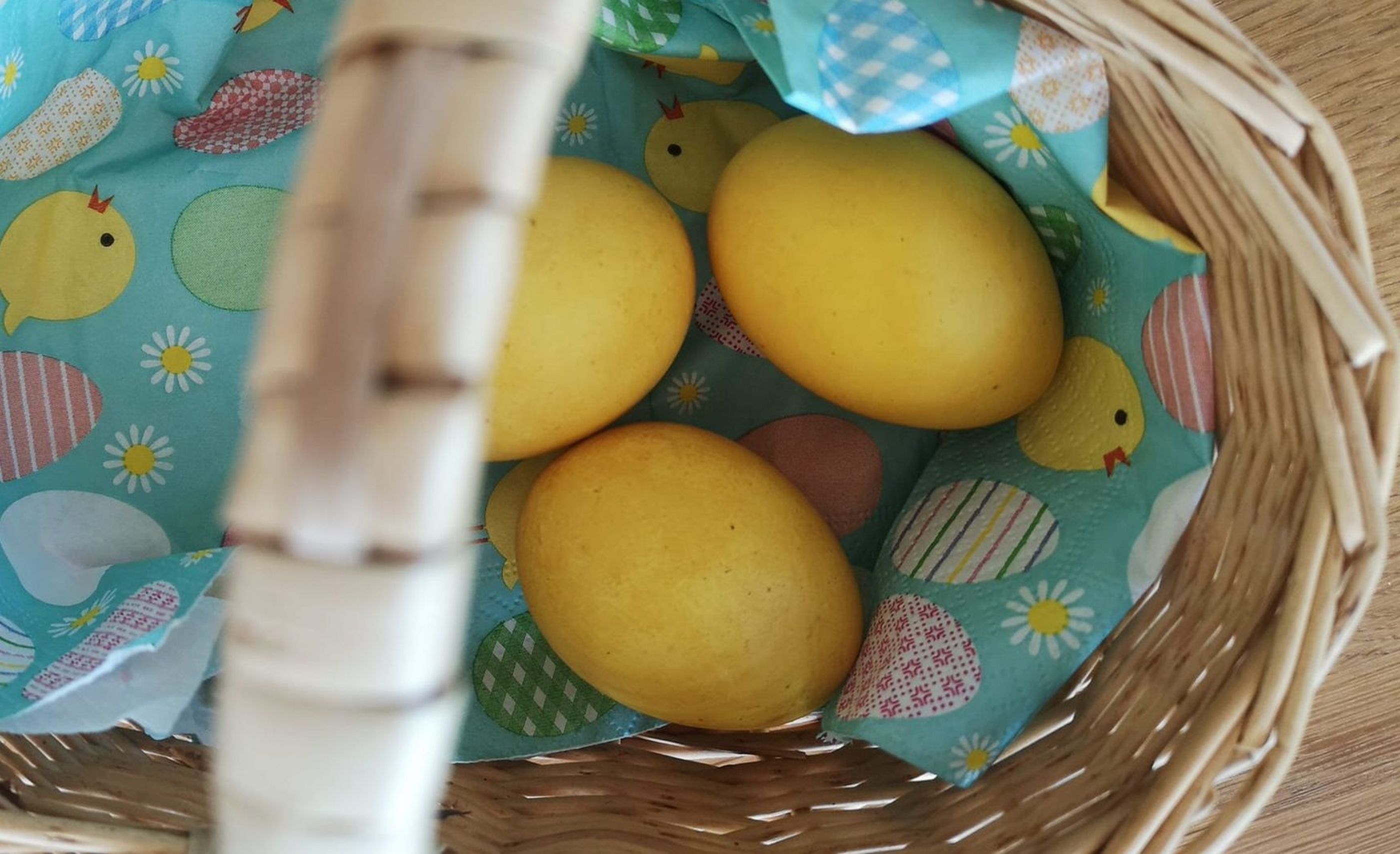 Gefärbte Ostereier mit Kurkuma
