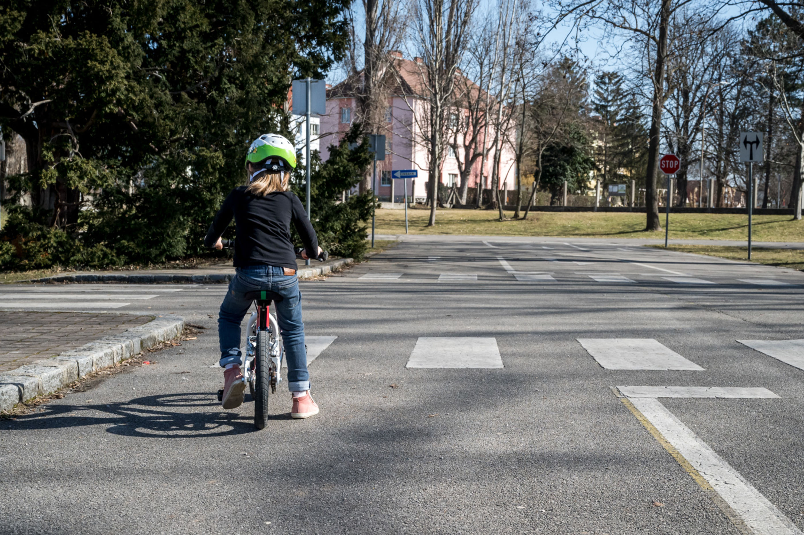 Kind am Verkehrserziehungsweg im Schafferhofergarten Neunkirchen
