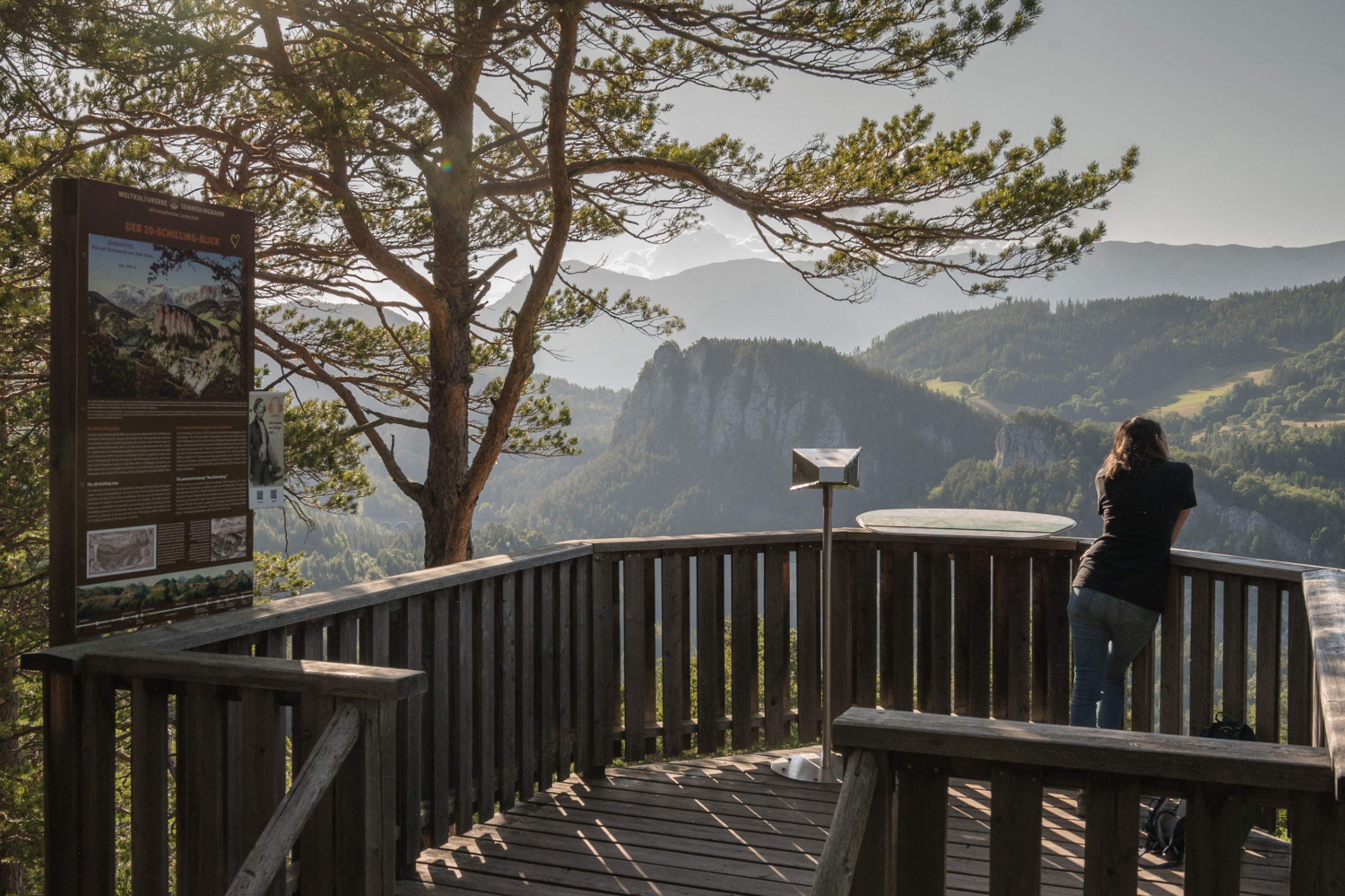 Blick vom Bahnwanderweg auf die Bergwelt der Wiener Alpen