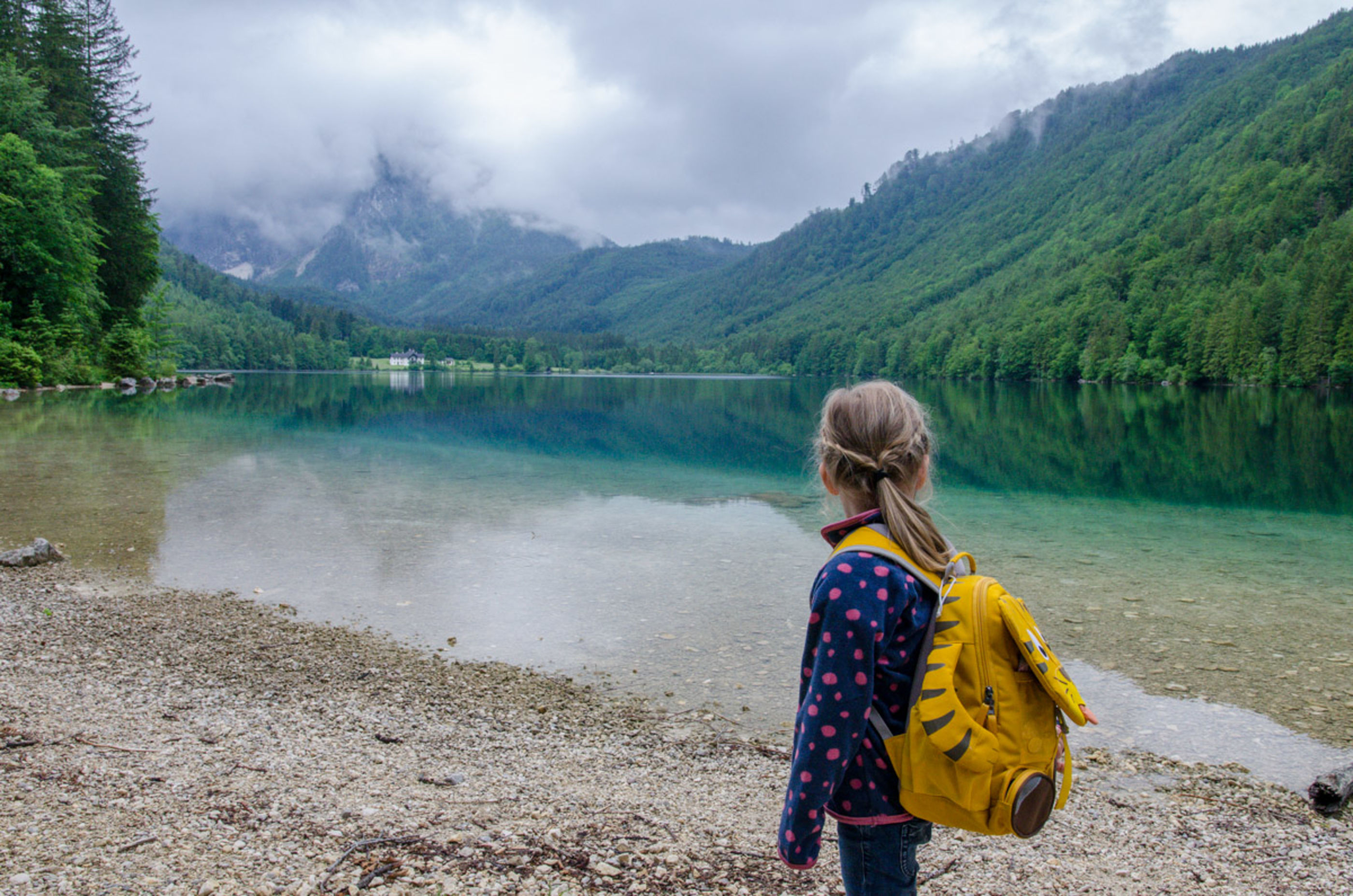 Kind am Ufer des Langbathsees beim Wandern im Salzkammergut