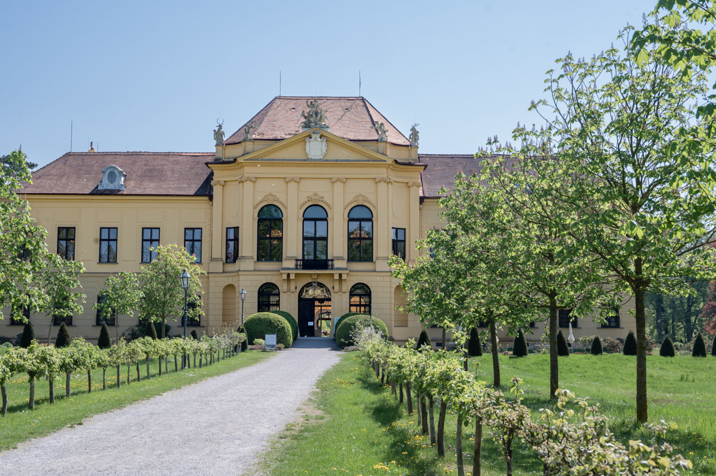 Westfassade von Schloss Eckartsau im Marchfeld