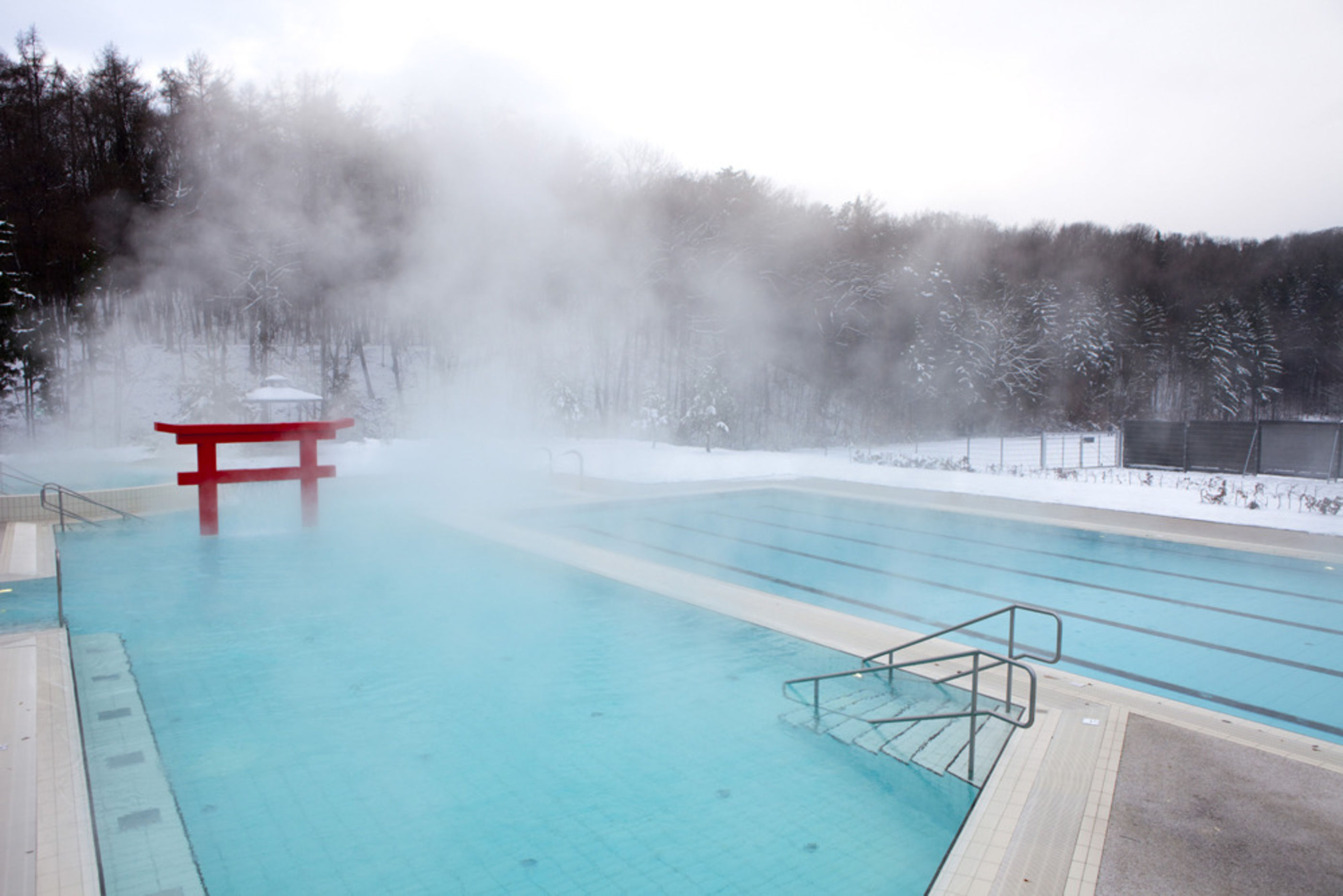 Schwimmbecken im Winter, Therme Linsberg Asia
