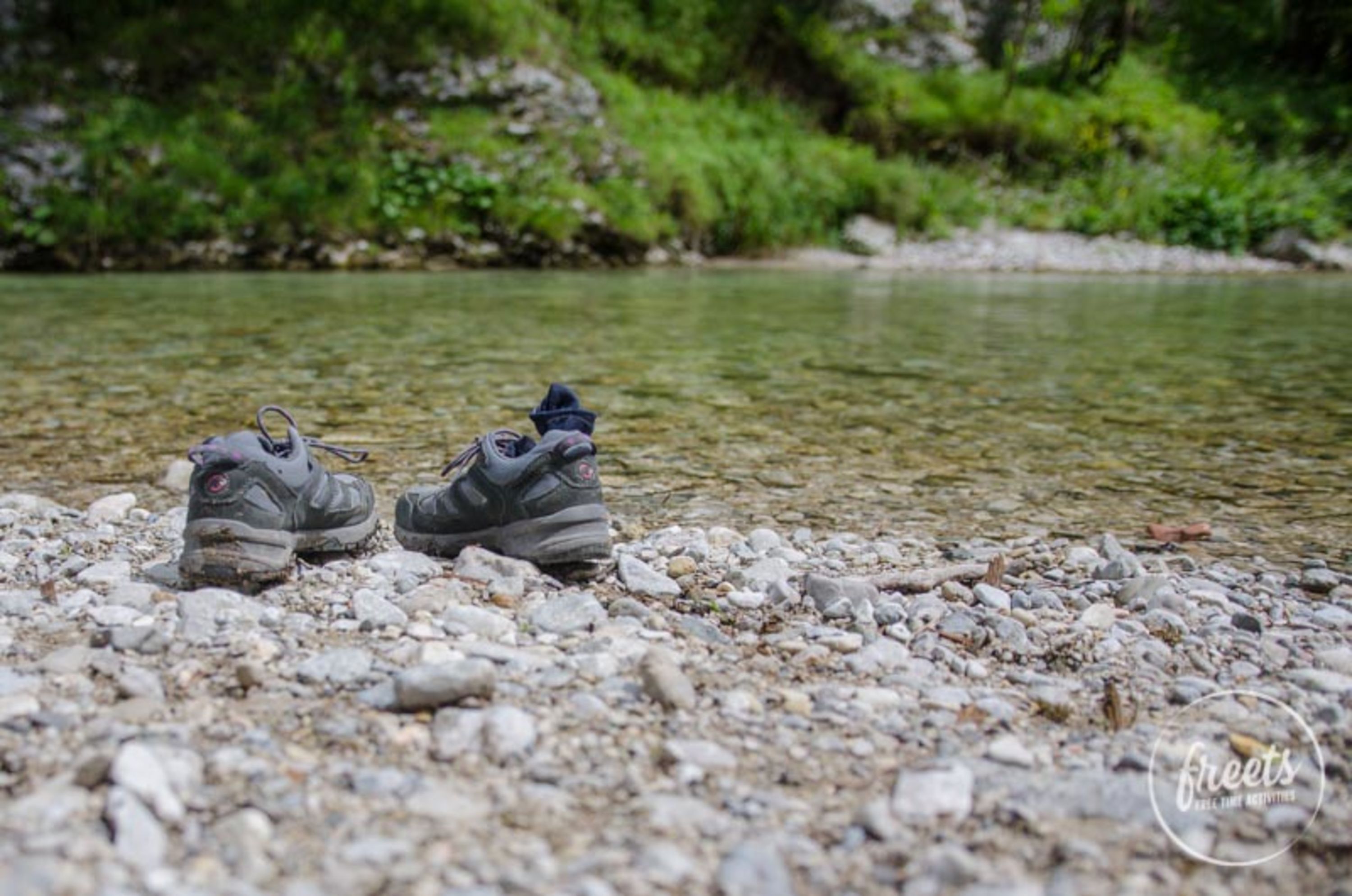 Schuhe ausziehen, Füße ins glasklare und eiskalte Wasser und einfach nur genießen. So sieht die perfekte Pause aus!