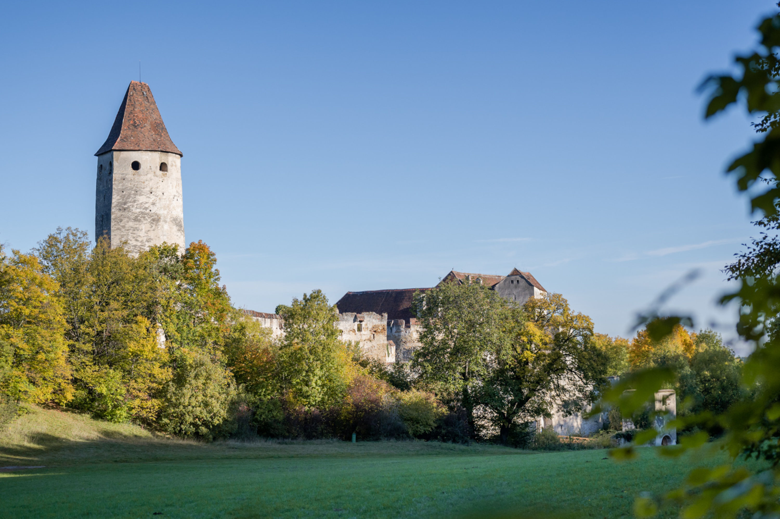 Ansicht der Burg Seebenstein von der Turnierwiese