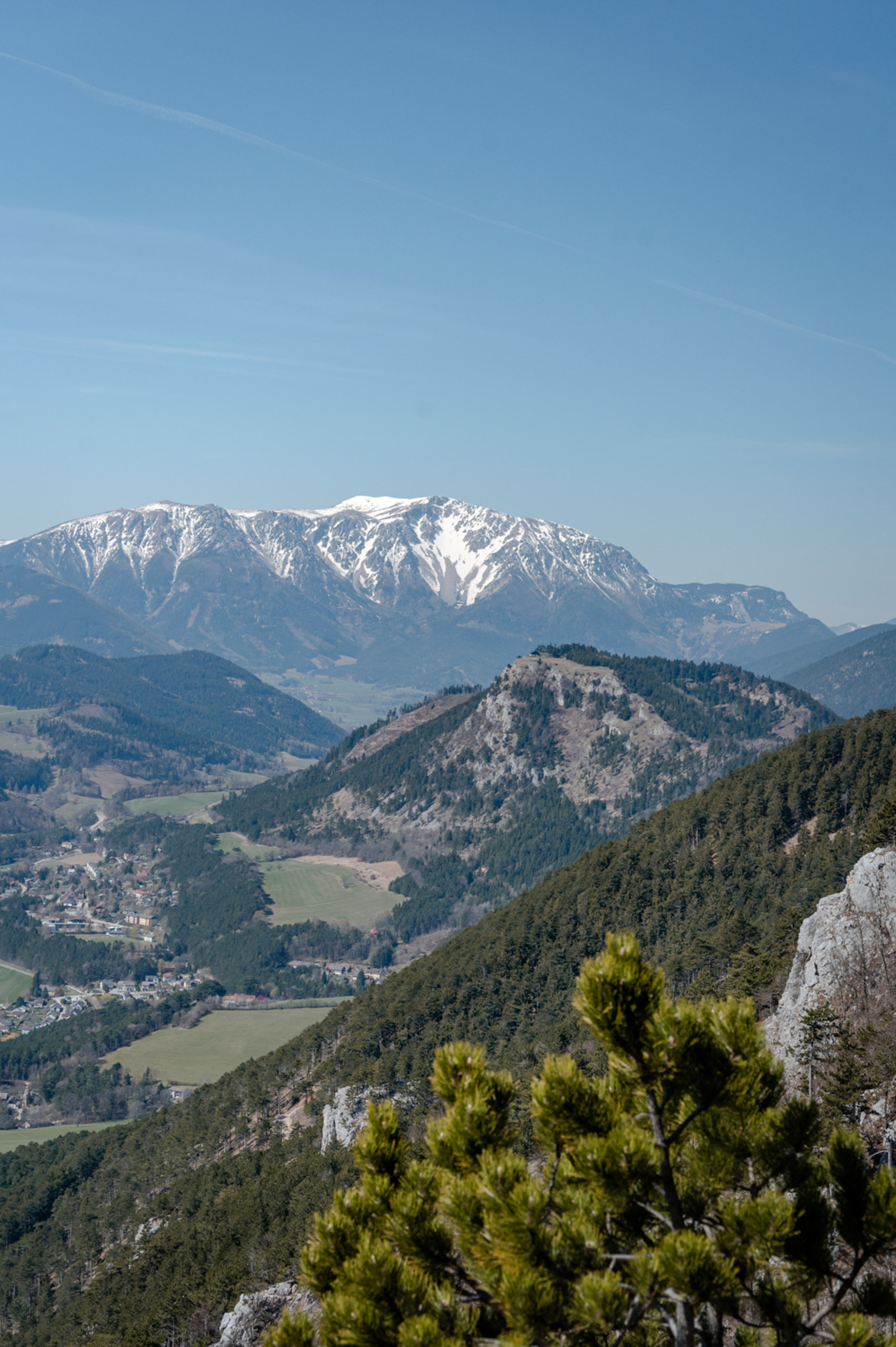 Ausblick vom Kreuz auf den Schneeberg und das Gelände.