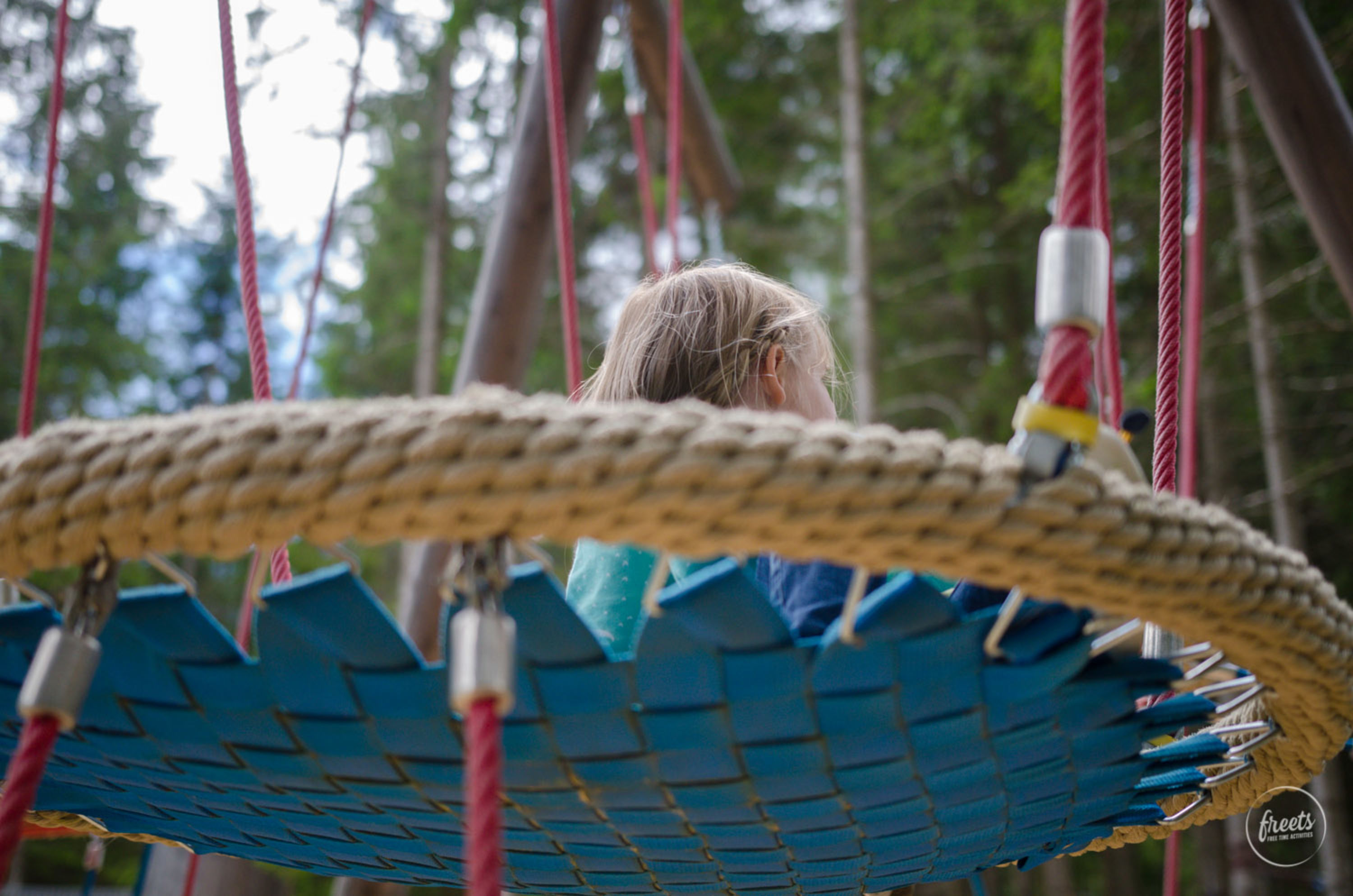 Kind im Miniklettergarten auf der Teichalm