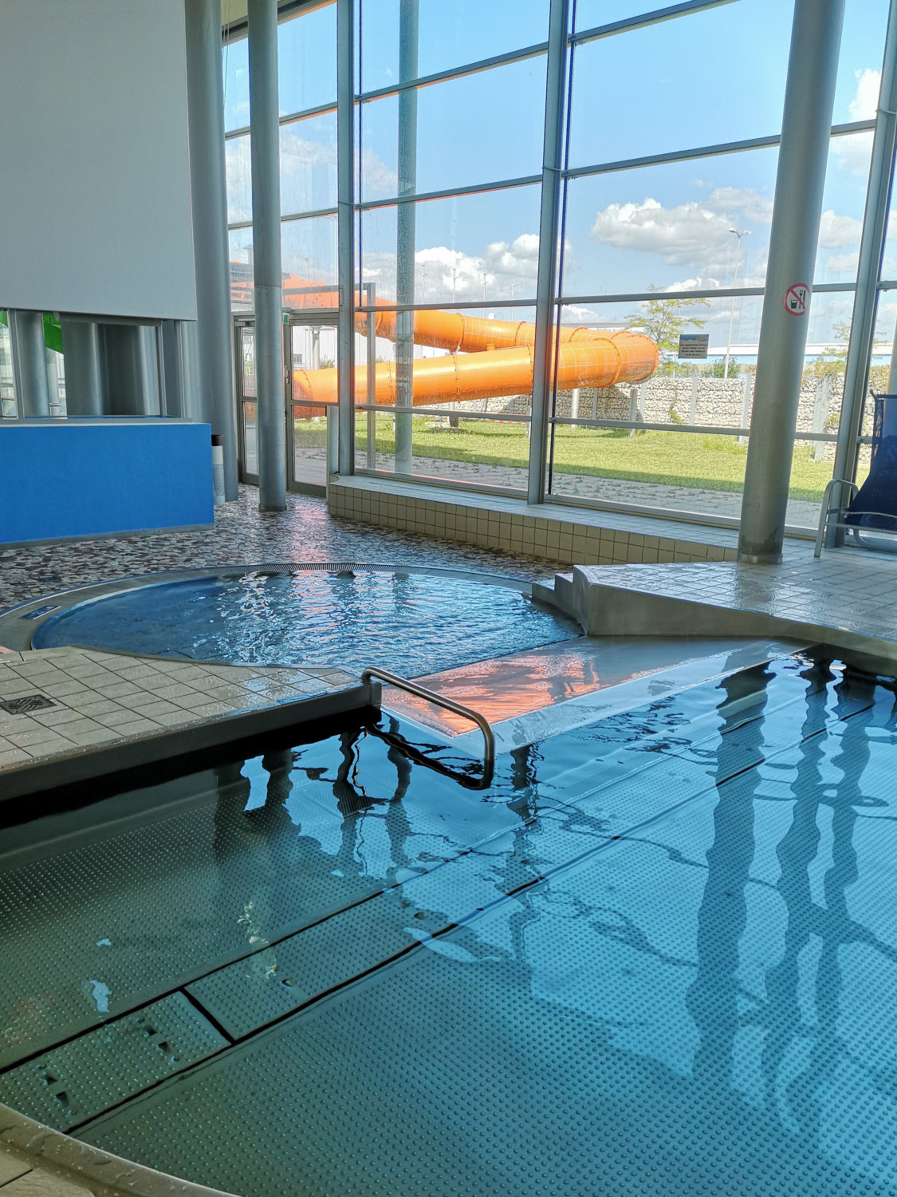 Babybecken und Rutsche in der Aqua Nova in Wiener Neustadt, Innenbereich