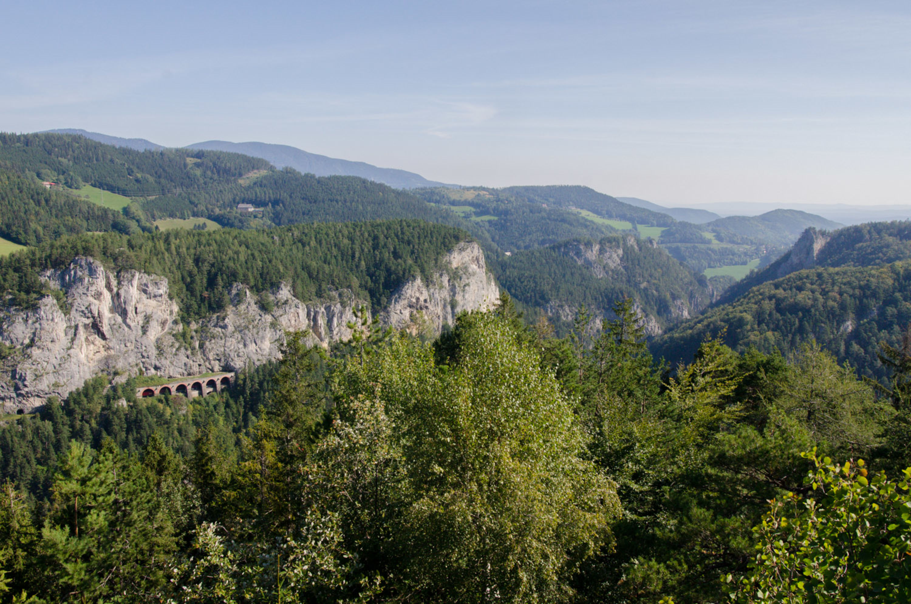 Weinzettlwand am Bahnwanderweg Semmering, Spaziergang zu den Highlights im Herbst