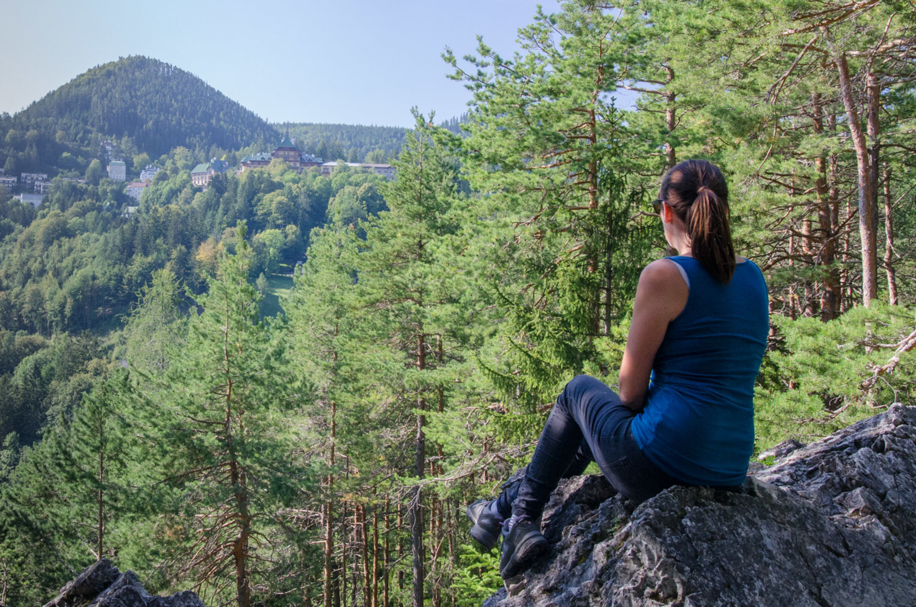 Aussicht genießen am Bahnwanderweg Semmering, Blick Richtung Südbahnhotel