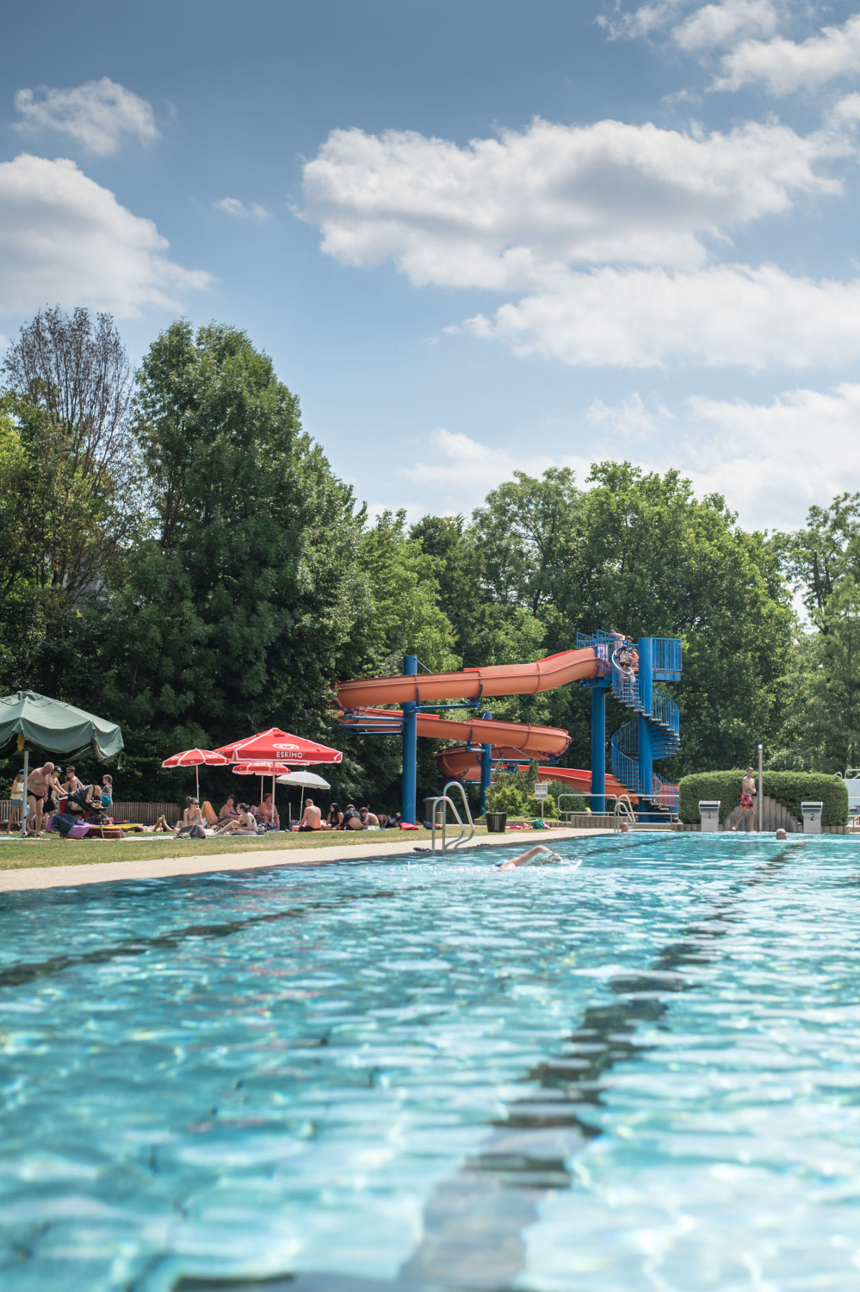 Rutsche und Sportbecken im Blub Erlebnisbad Ternitz