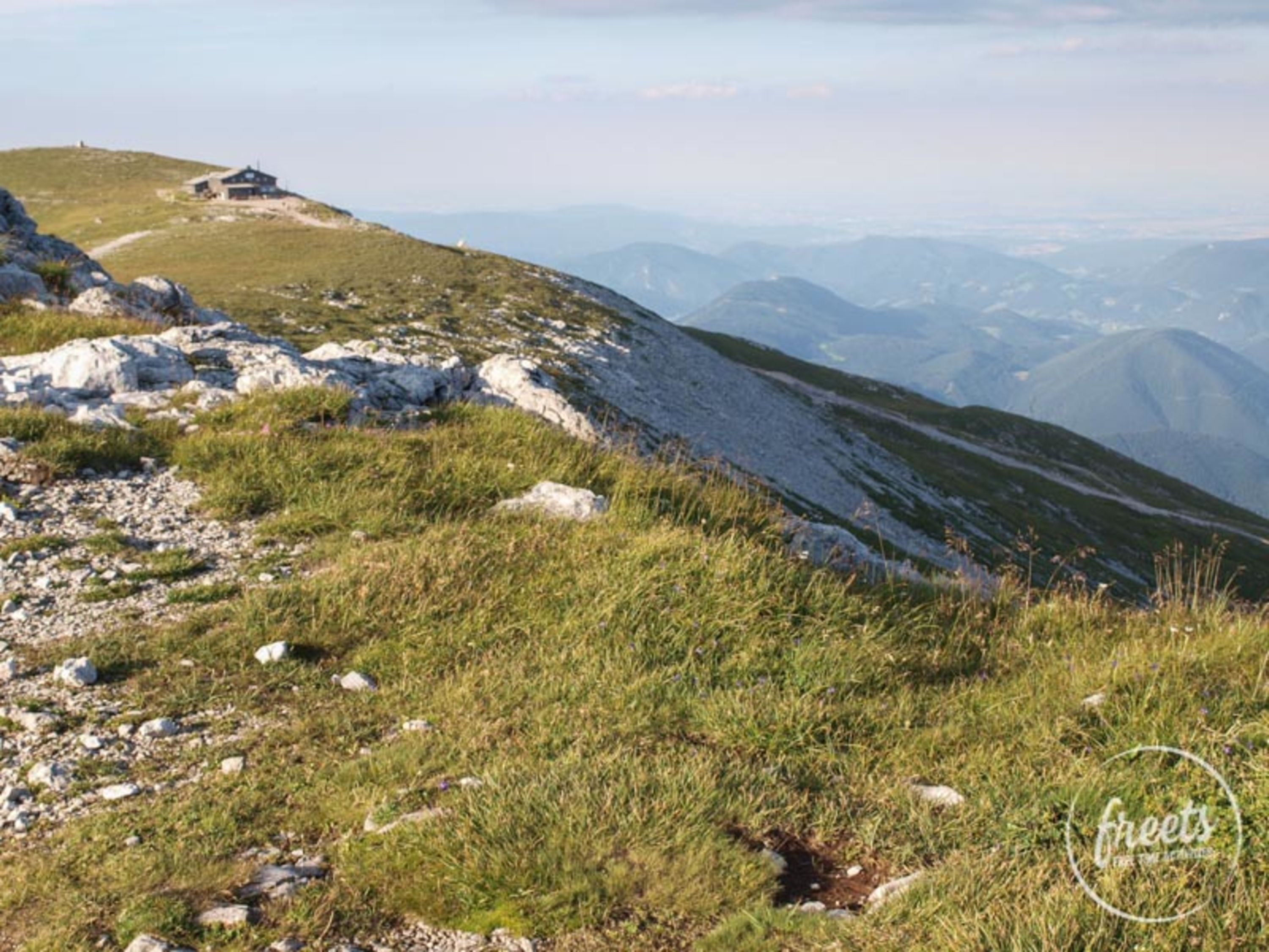 Blick auf die Fischerhütte am Schneeberg