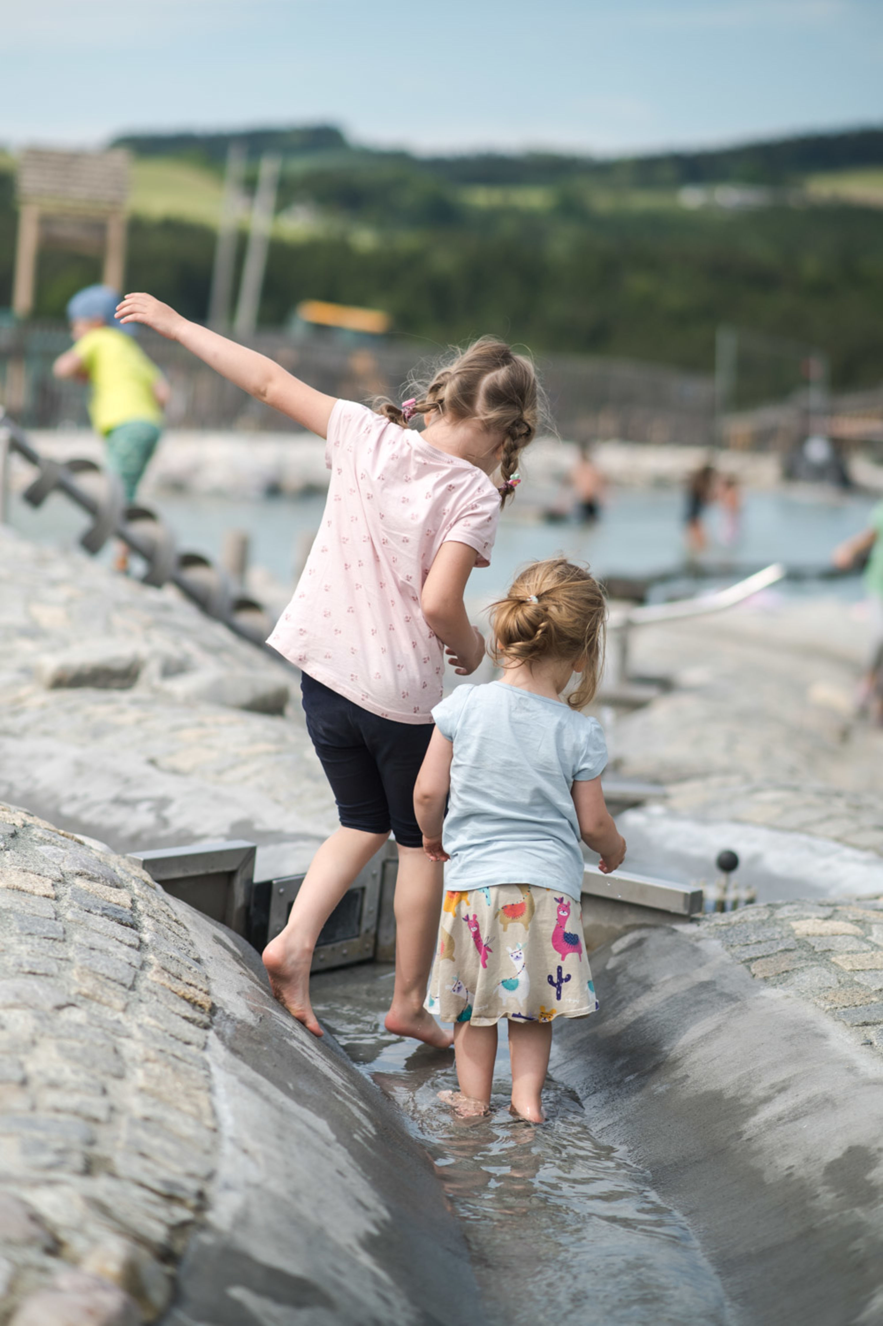 Kinder beim Eis Greissler Wasserspielplatz