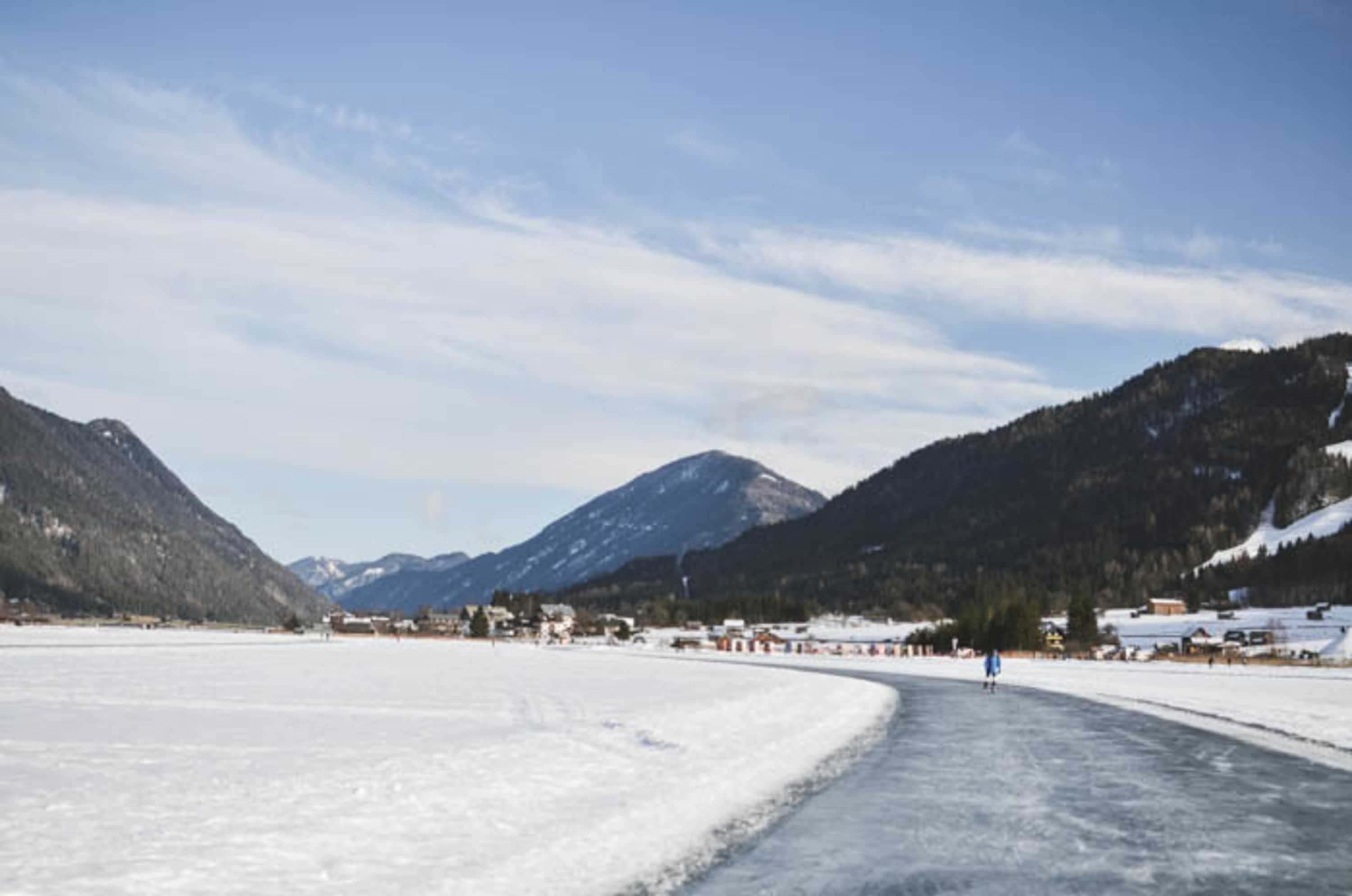 Weissensee im Winter Eislaufen am Weissensee, Loipe am See