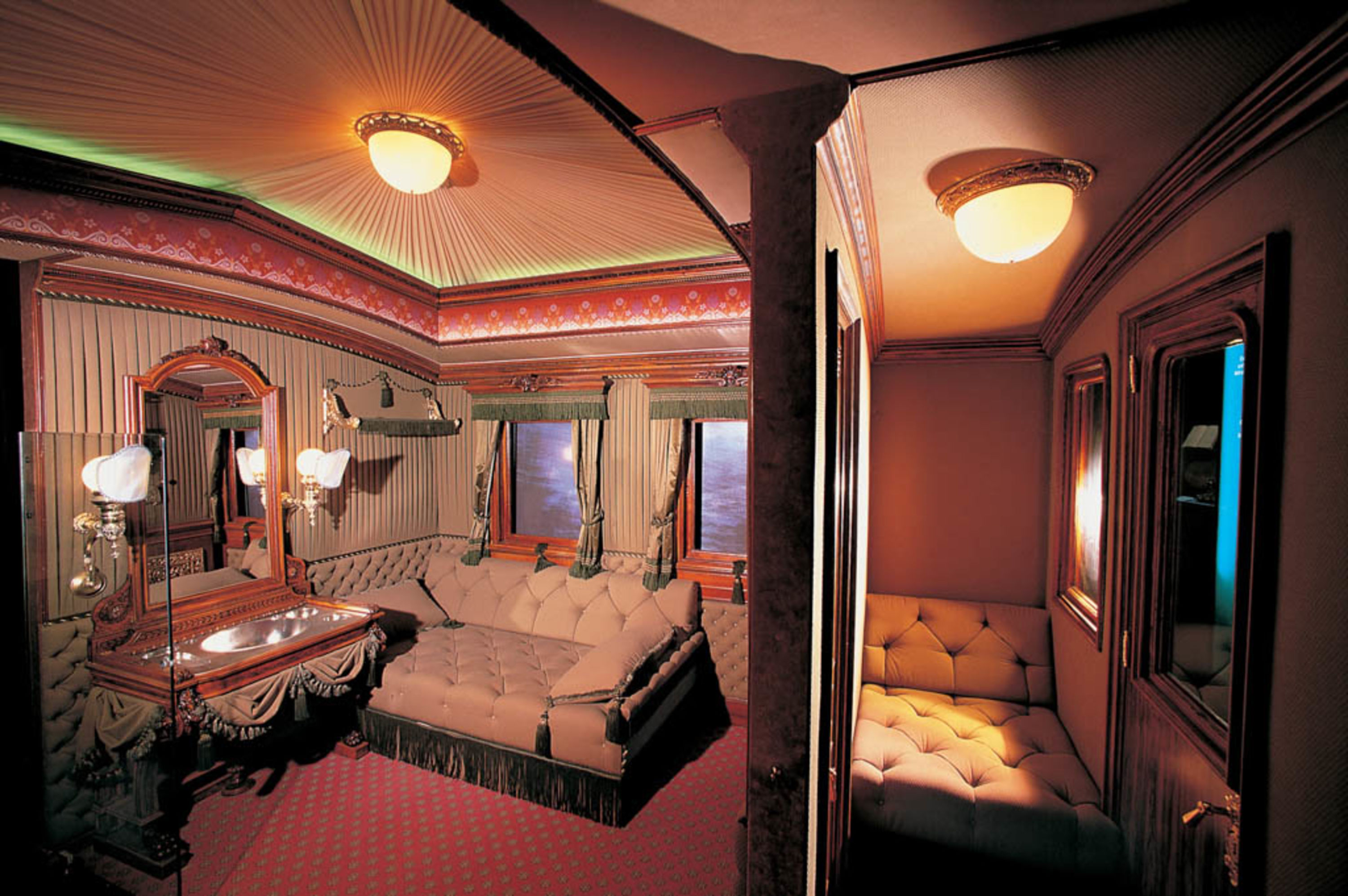 Einblick in den Hofsalonwagen Kaiserin Elisabeths im Sisi Museum Wien