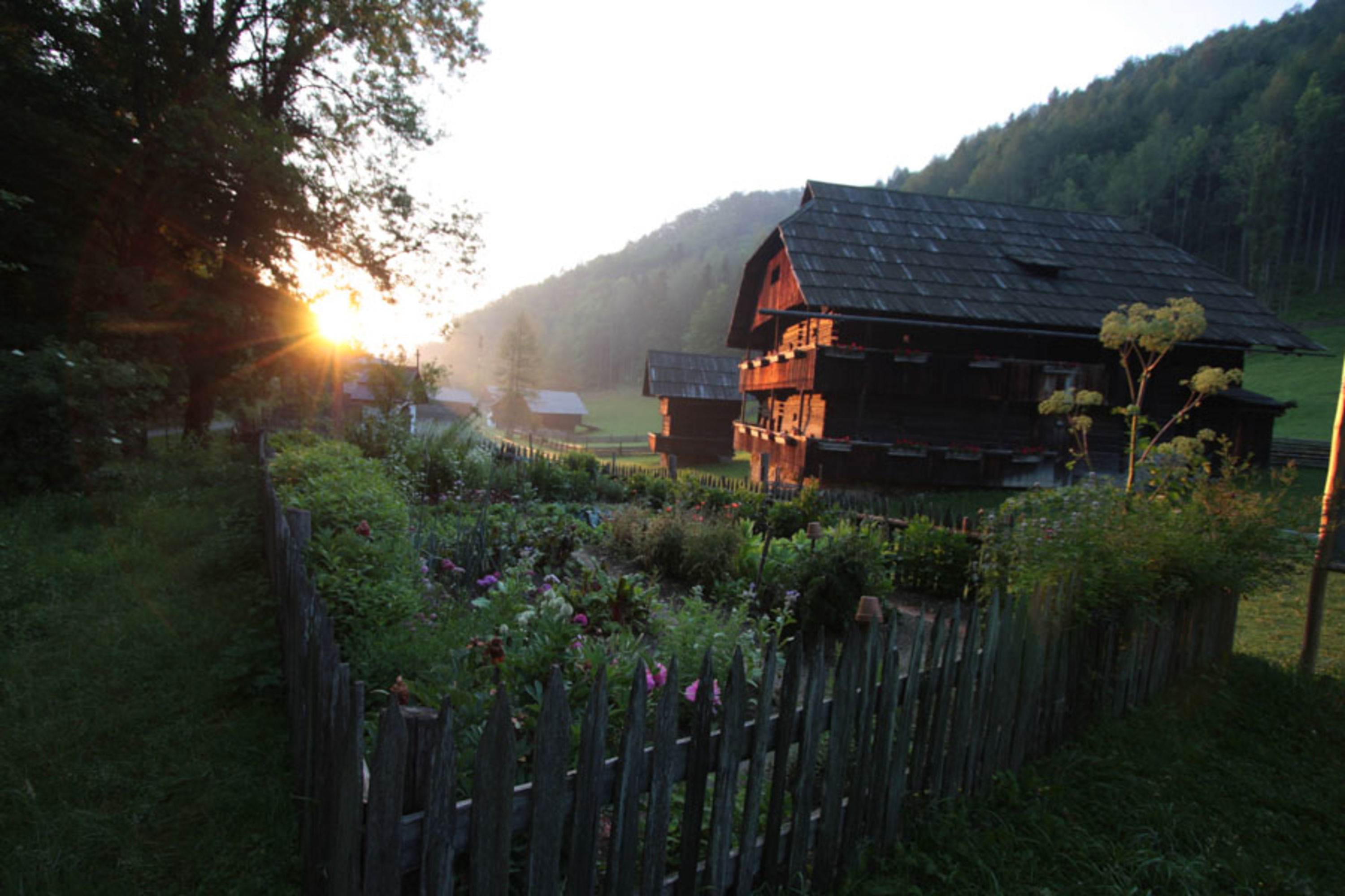 Bauerngarten und Haus im Freilichtmuseum Stübing