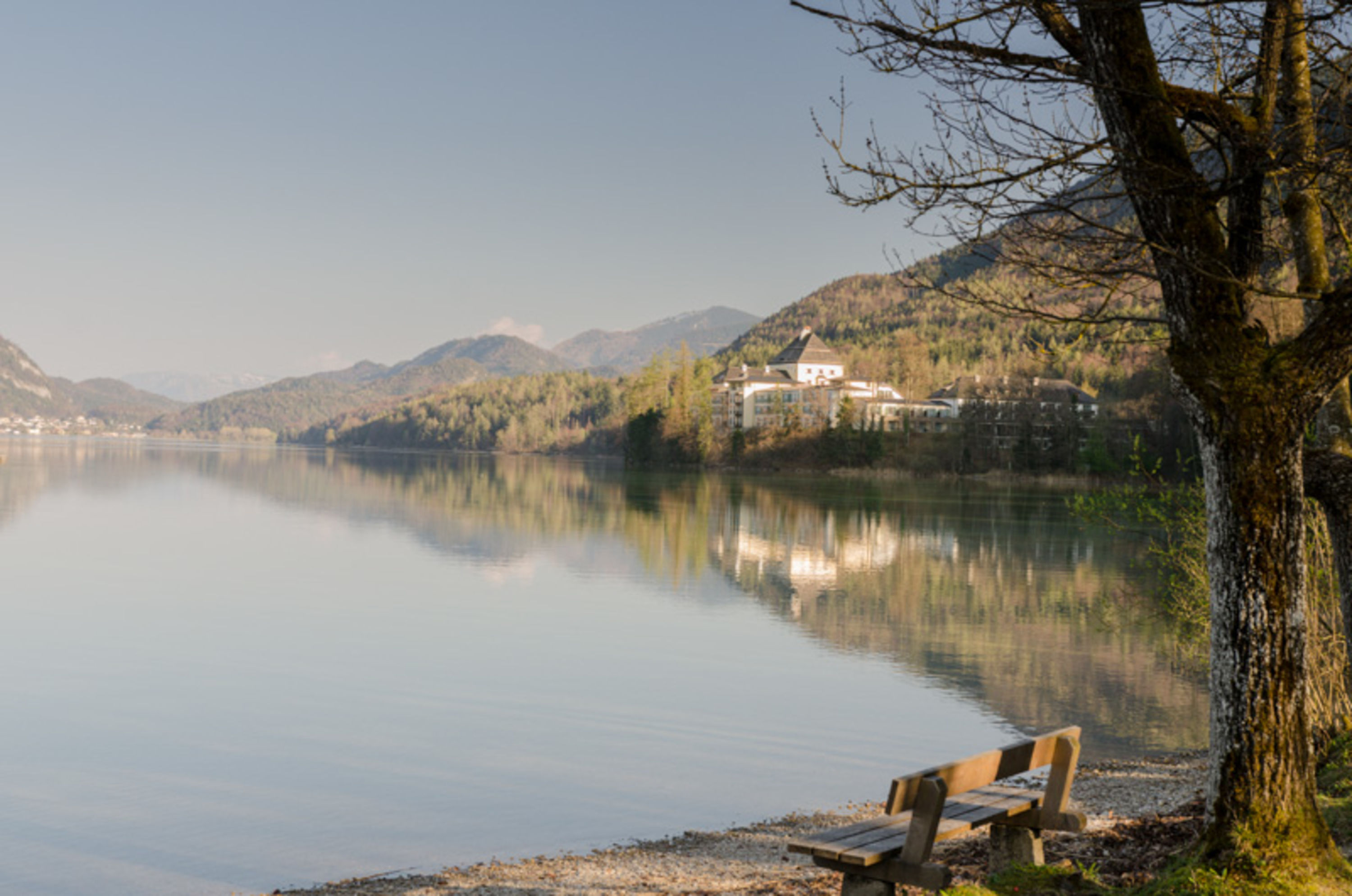 Blick aufs Schloss Fuschl vom Naturbadestrand am Fuschlsee