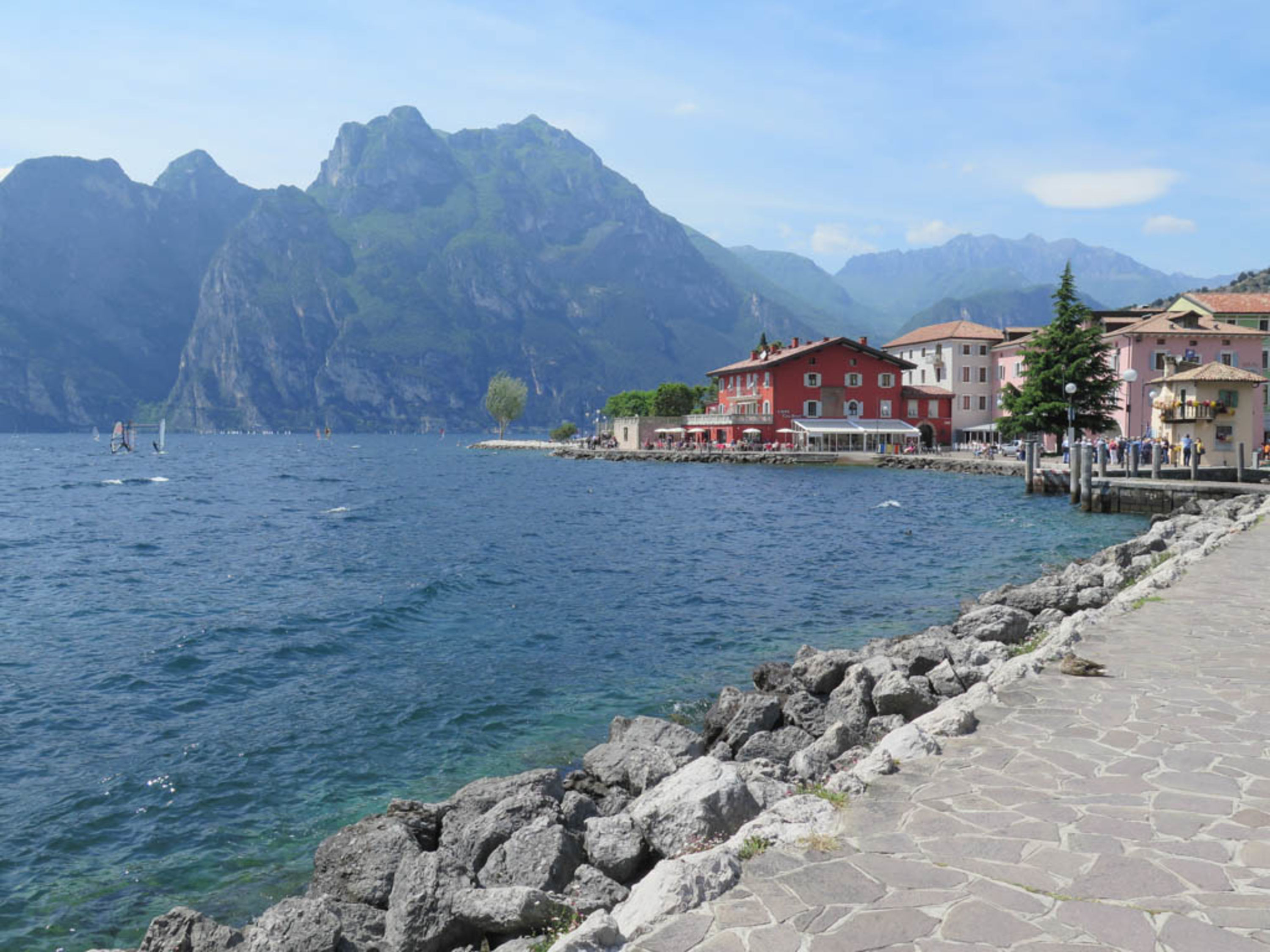 Ufer am Gardasee bei Garda