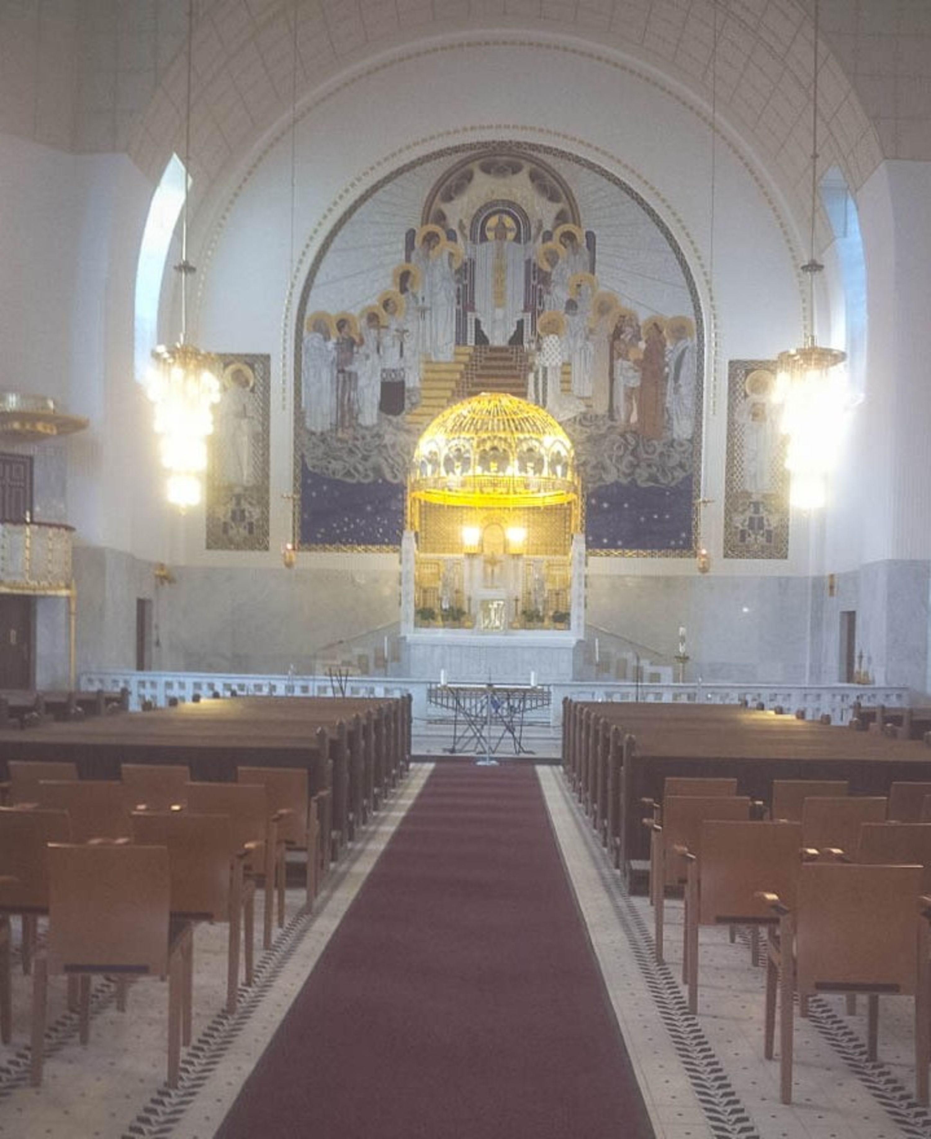Einblick Altarraum, Kirche am Steinhof