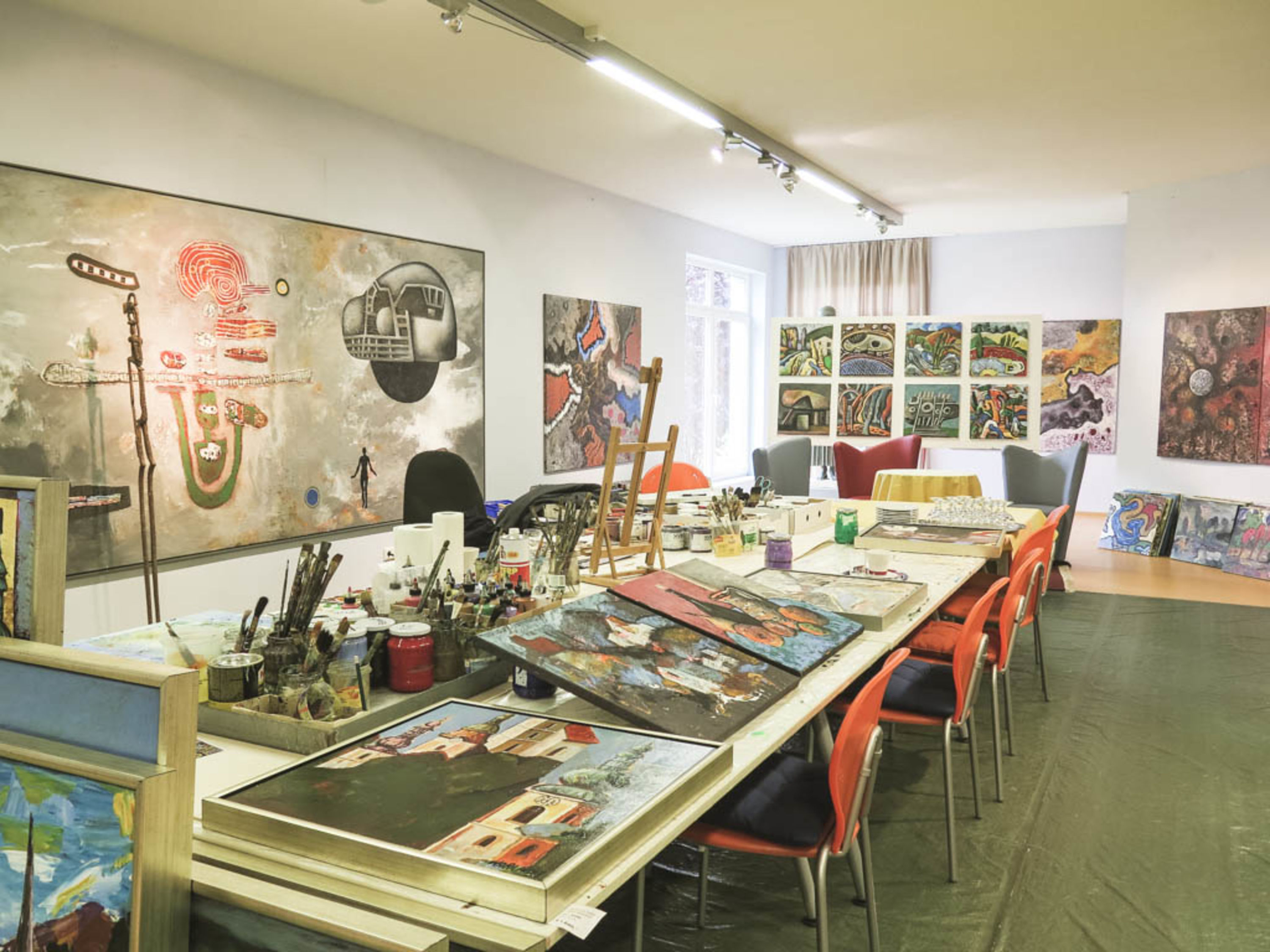 Kunstmuseum Schrems offenes Atelier, Tisch mit Bildern