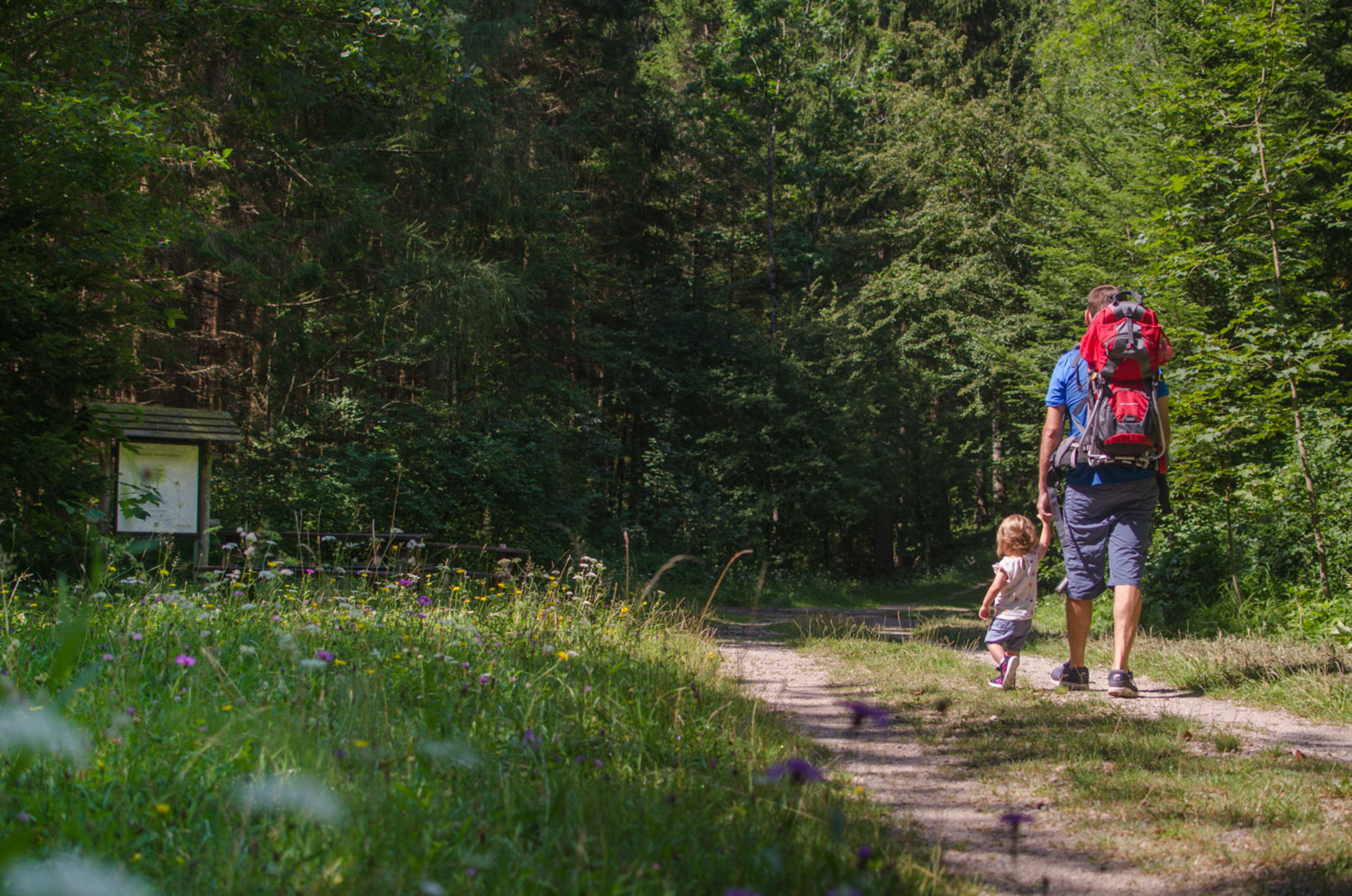 Papa und Tochter am Naturlehrpfad in Kaiserbrunn